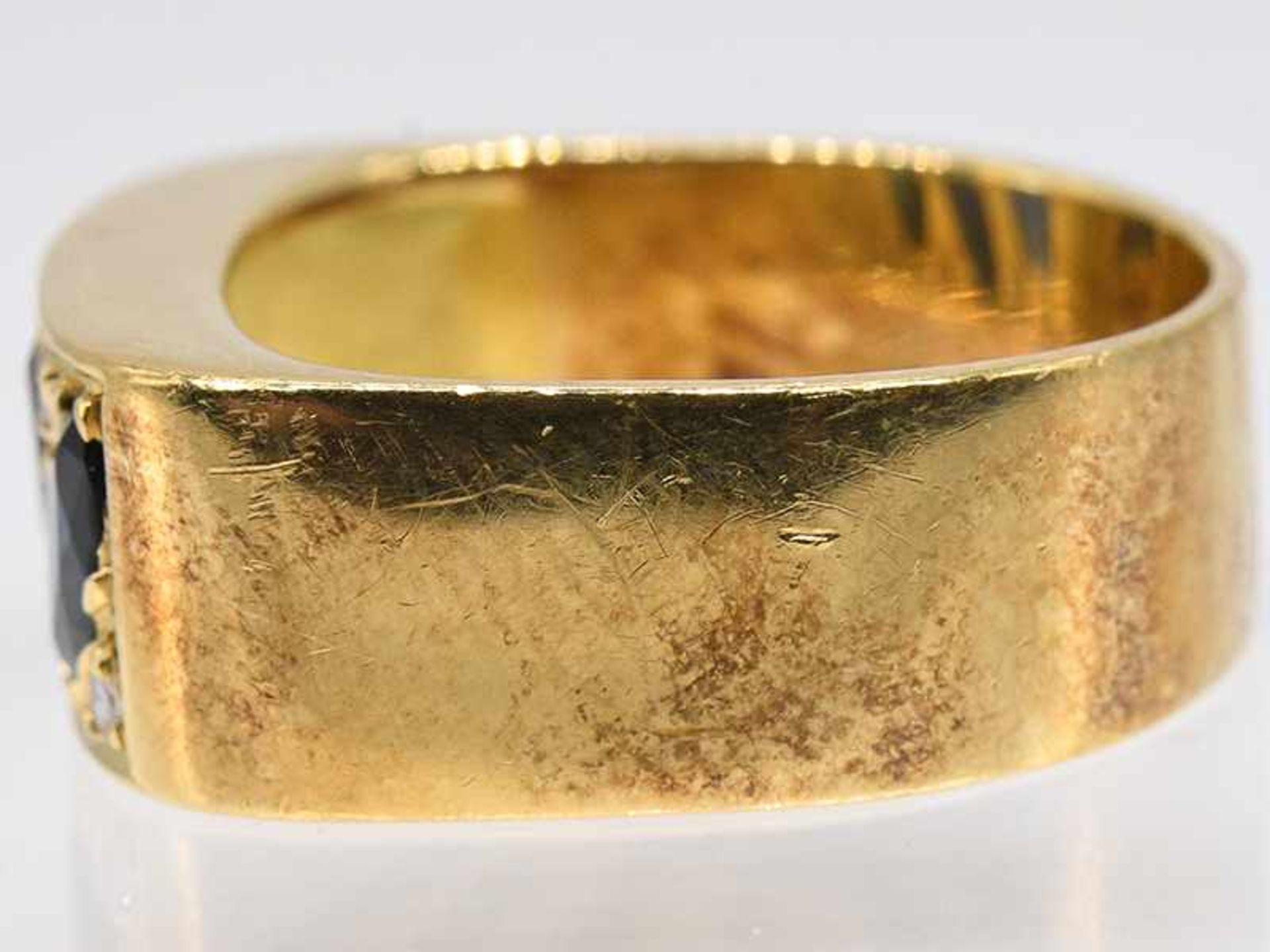 Ring mit 3 Saphir-Navettes und 6 kleinen Achtkant-Diamanten, 90-er Jahre. - Bild 4 aus 5