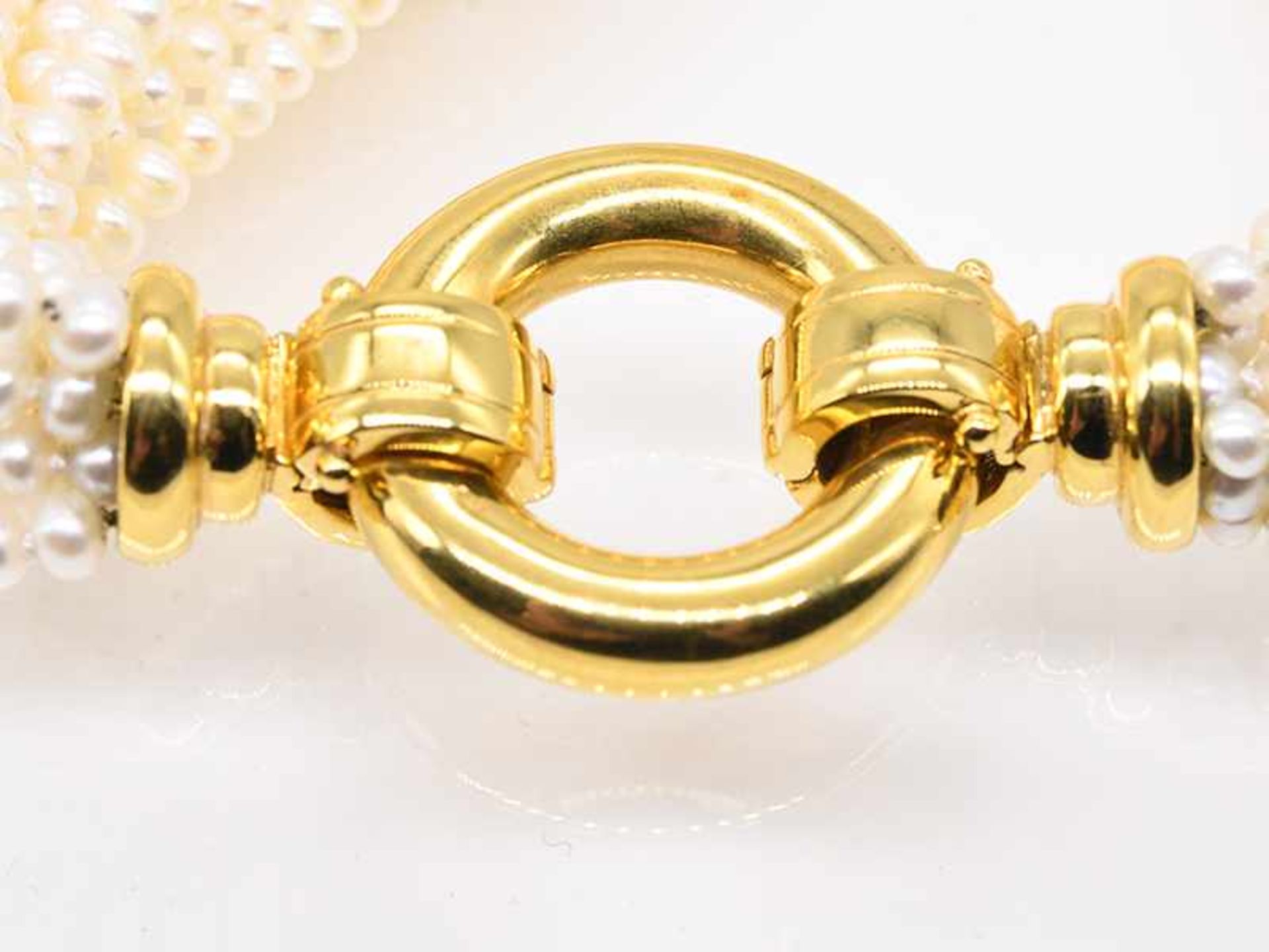 Collier und Armband aus jeweils 10 Süßwasser-Perlensträngen mit Goldschließen, 21.Jh. <br - Image 3 of 4