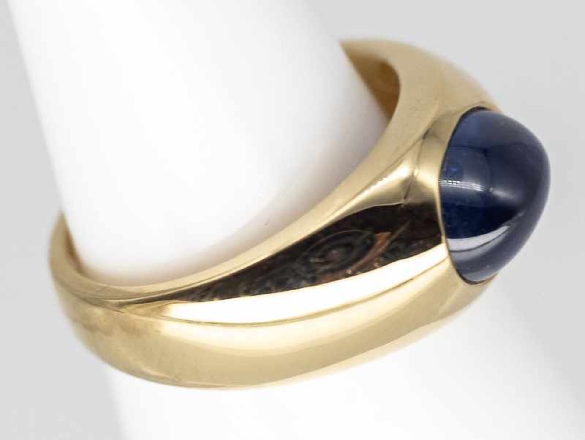 Massiver Bandring mit hochfeinem Saphir-Cabochon ca. 2,4 ct, Goldschmiedearbeit, 80- er Jahre. - Bild 3 aus 4