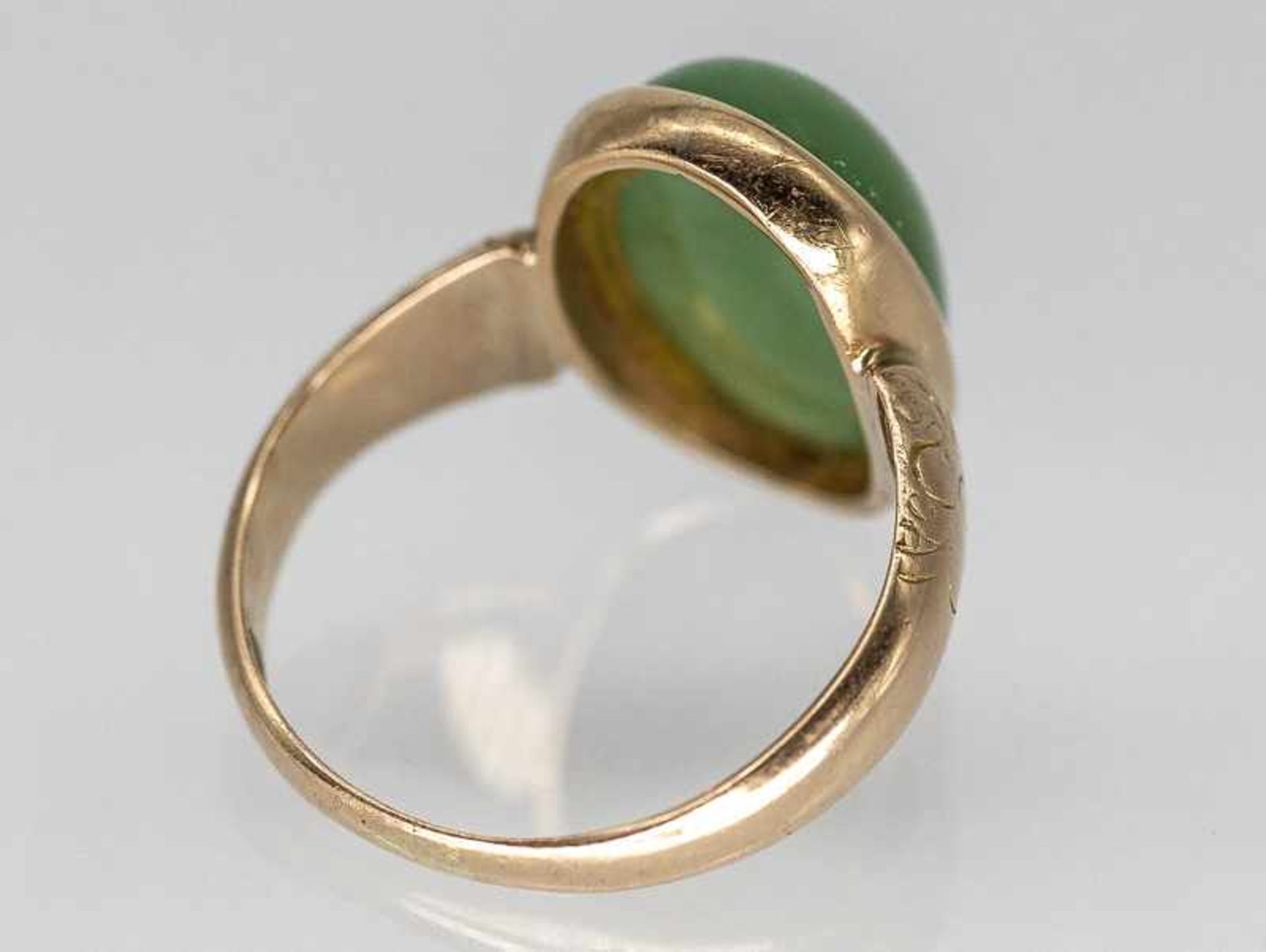 Ring mit Jade-Cabochon, um 1900. - Bild 3 aus 3