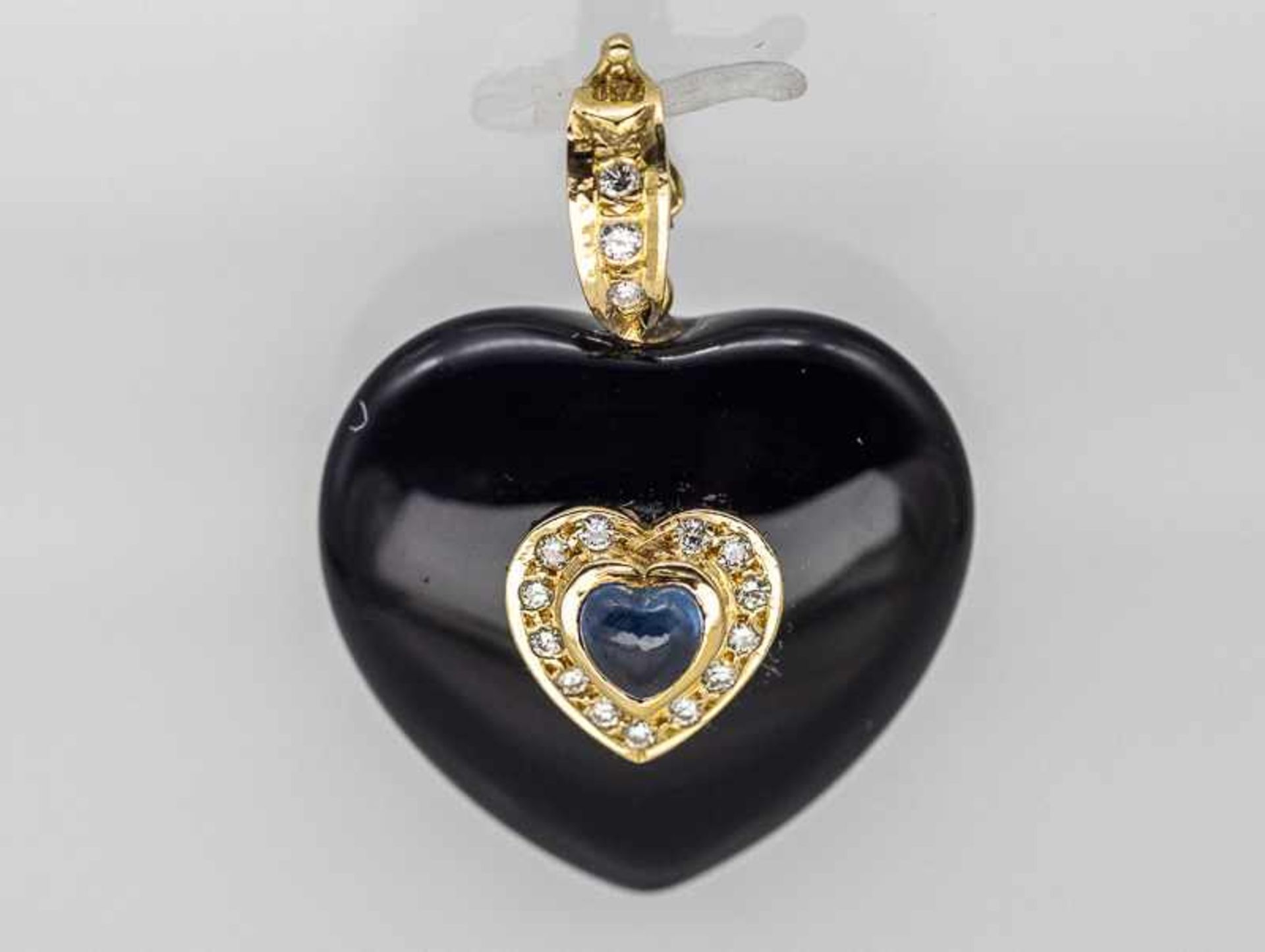 Herzanhänger aus Onyx mit Saphir-Cabochon ca. 0,78 ct und kleinen Brillanten, zusammen ca. 0,22