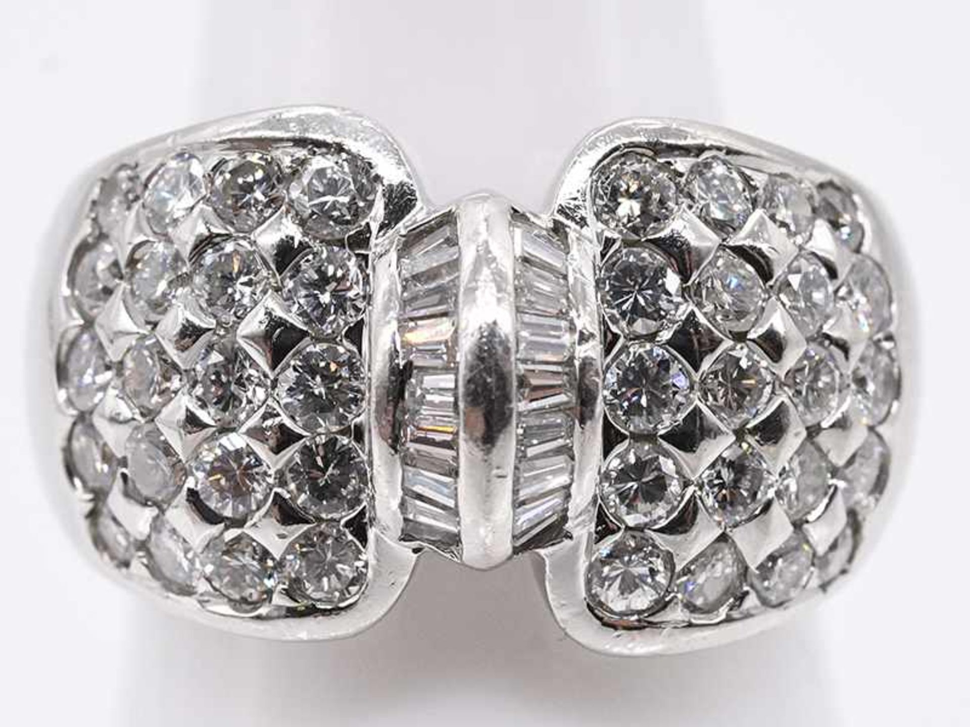 Ring mit Brillanten und Diamant-Baguettes, zusammen ca. 1,8 ct, 80-er Jahre.