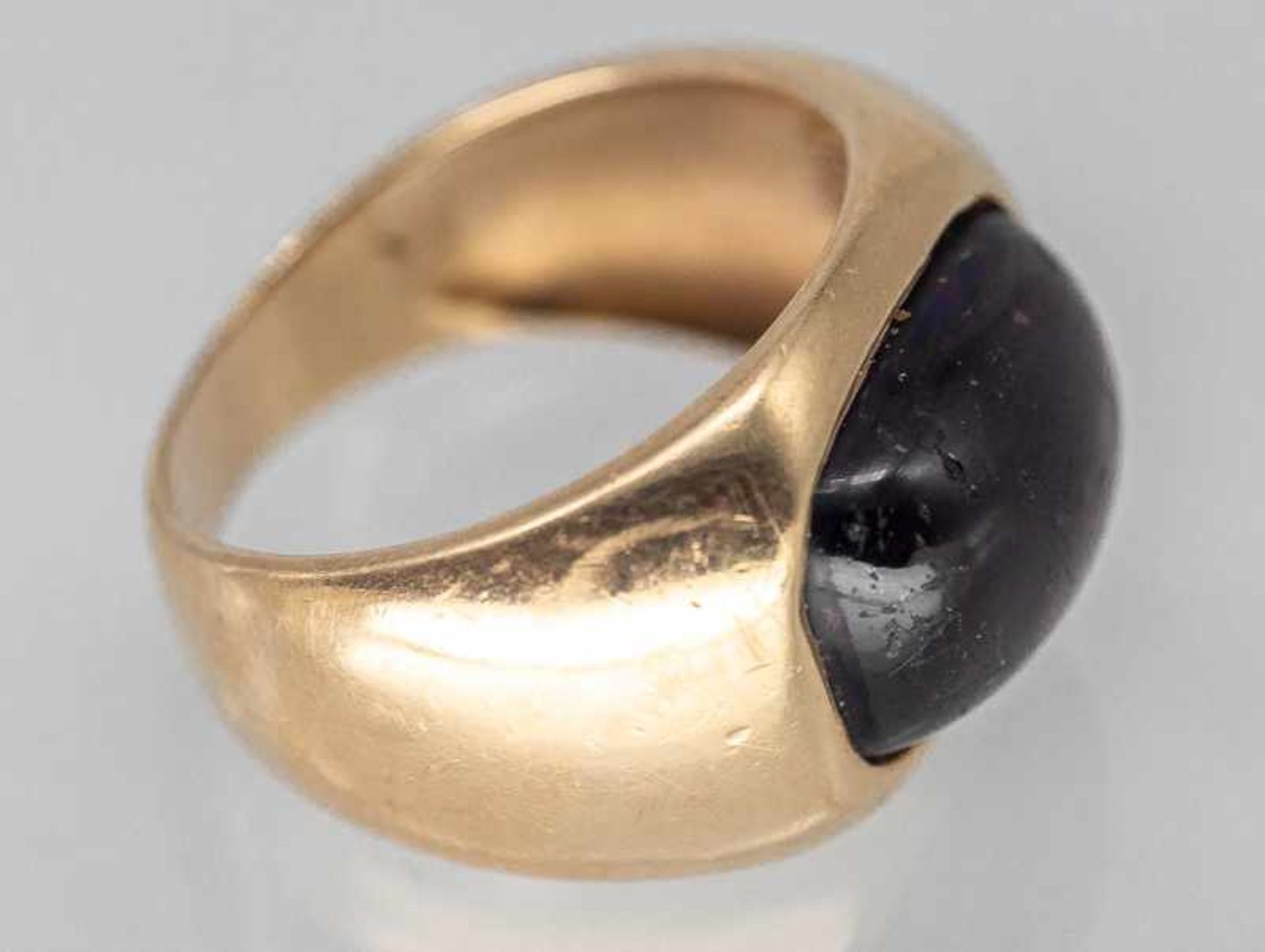 Bandring mit Granat-Cabochon, 20. Jh. - Bild 2 aus 3