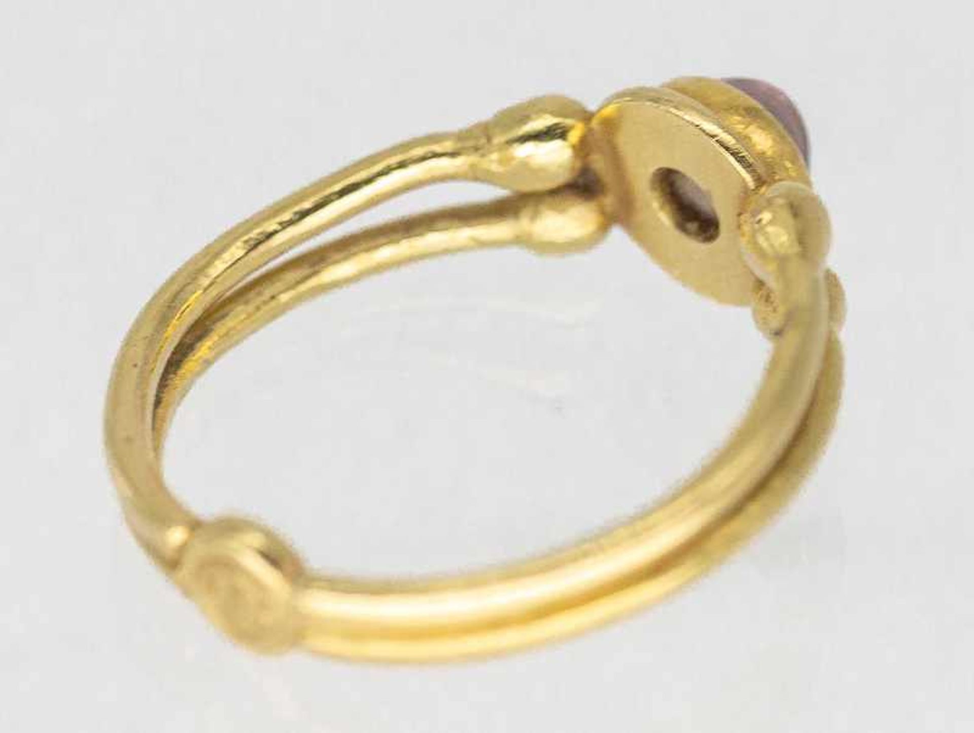 Ring mit roséfarbenem Turmalin-Cabochon, aus der Goldschmiedewerkstatt Ulla Popp (1928-2020), - Bild 4 aus 4