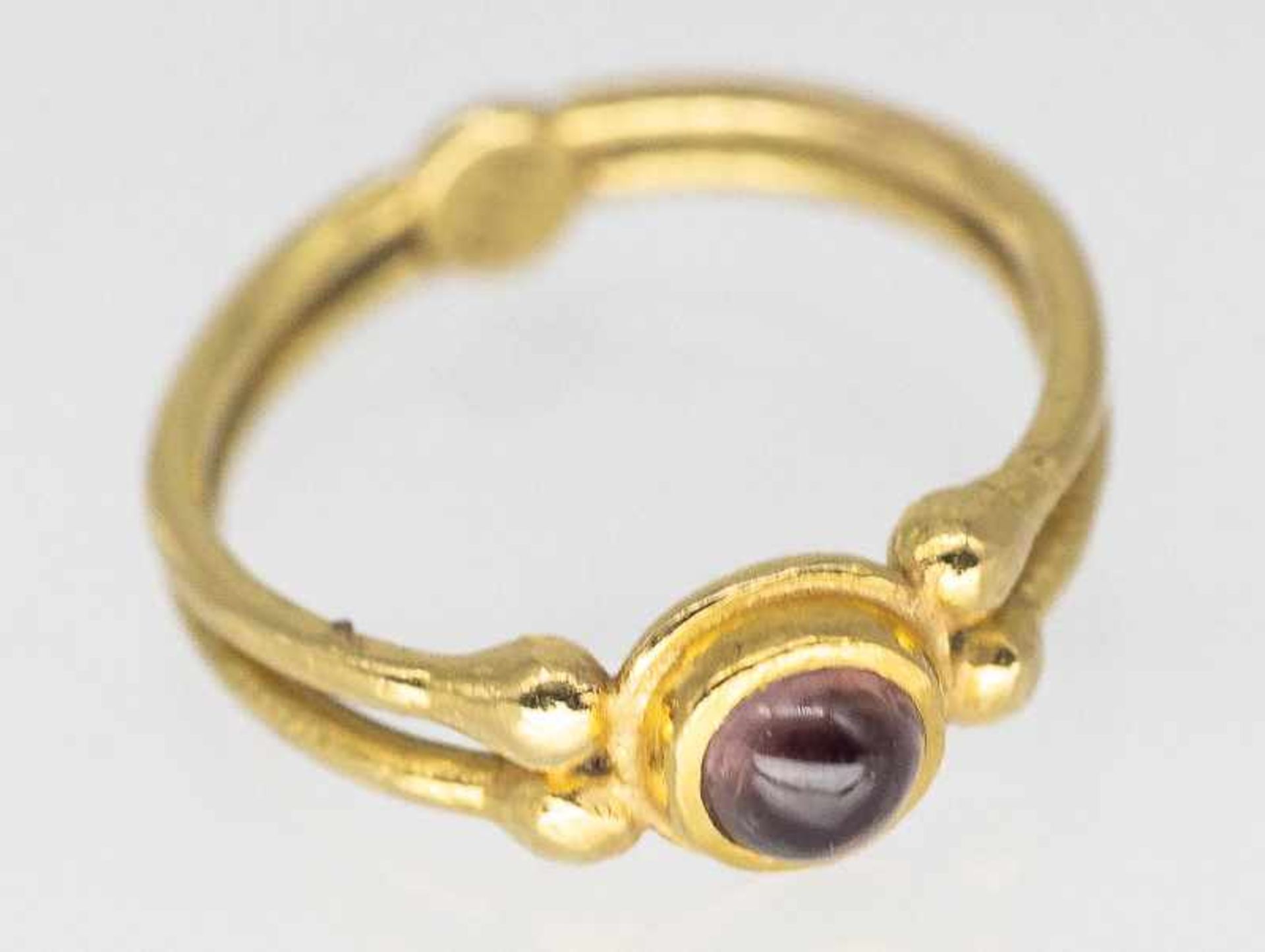 Ring mit roséfarbenem Turmalin-Cabochon, aus der Goldschmiedewerkstatt Ulla Popp (1928-2020), - Bild 3 aus 4