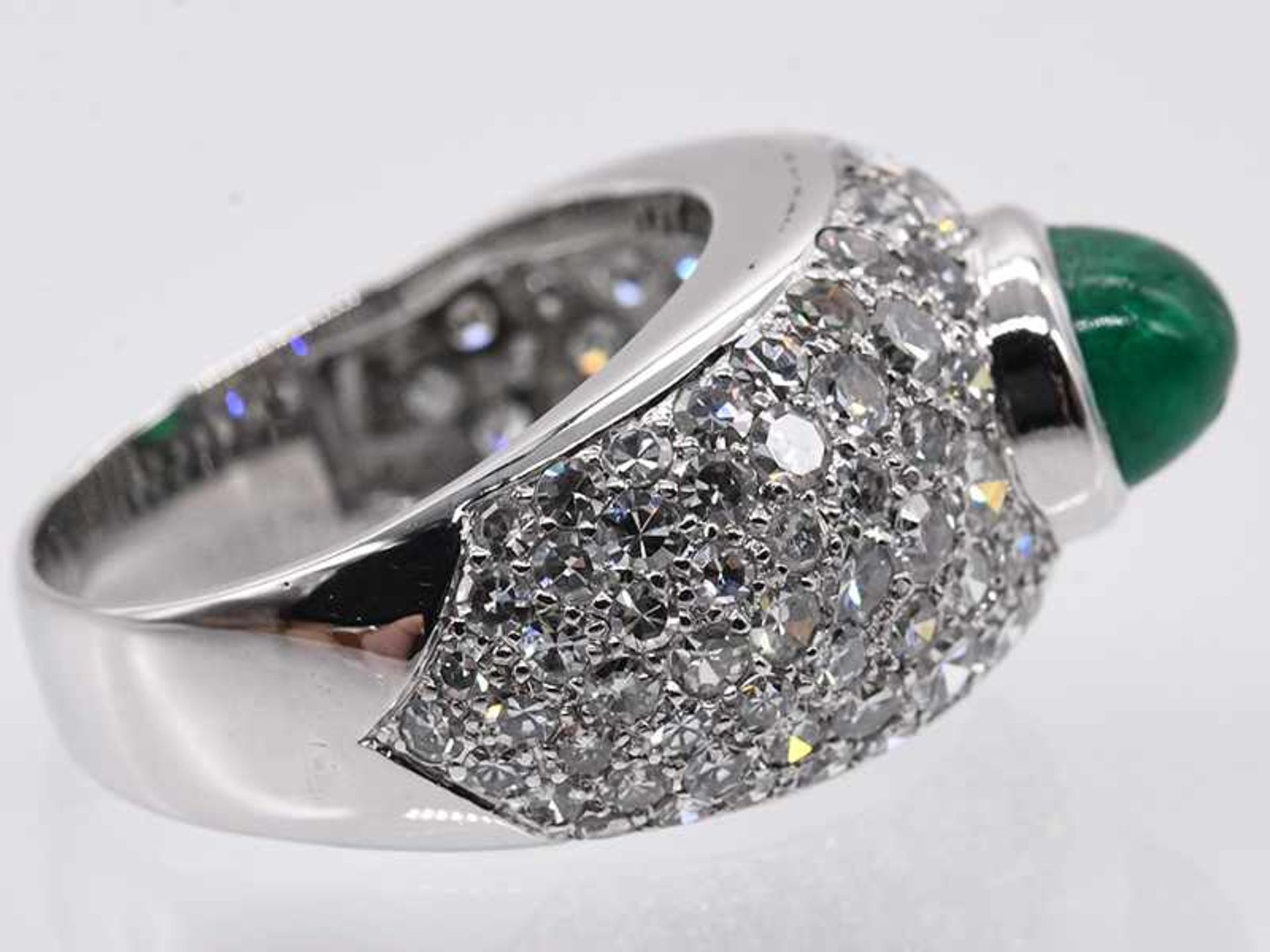 Bandring mit Smaragd-Cabochon ca. 1,5 ct und Achtkant-Diamanten, zusammen ca. 2 ct, 80-er Jahre. - Bild 7 aus 8