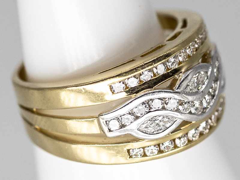 Breiter Ring mit 33 Brillanten und 3 Diamant-Navettes, zus. ca. 0,58 ct, bezeichnet Gioielli, - Image 2 of 4