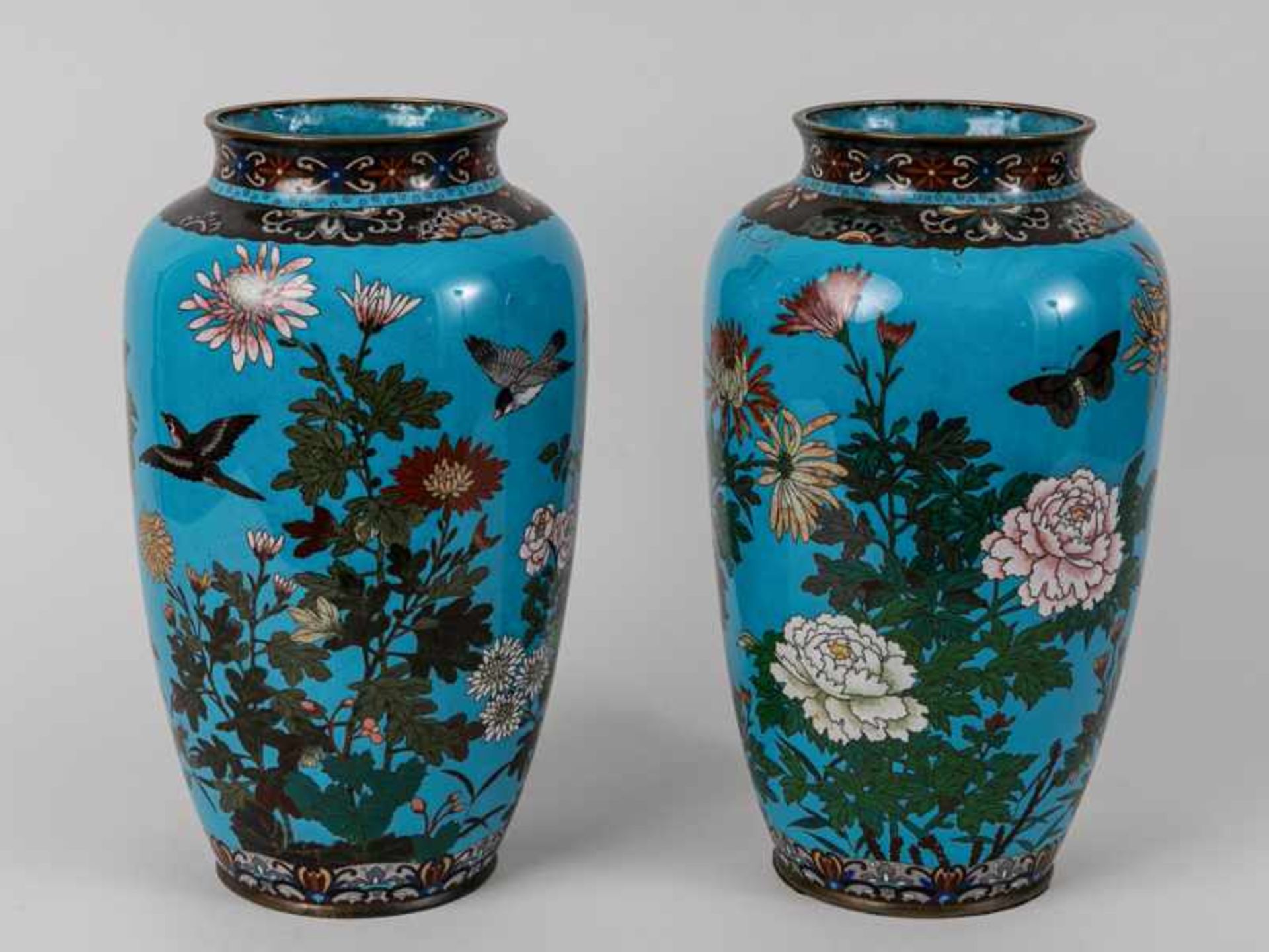 Paar große Emaille-Cloisonné-Vasen, Japan, Meiji-Zeit, um 1900. - Image 2 of 10