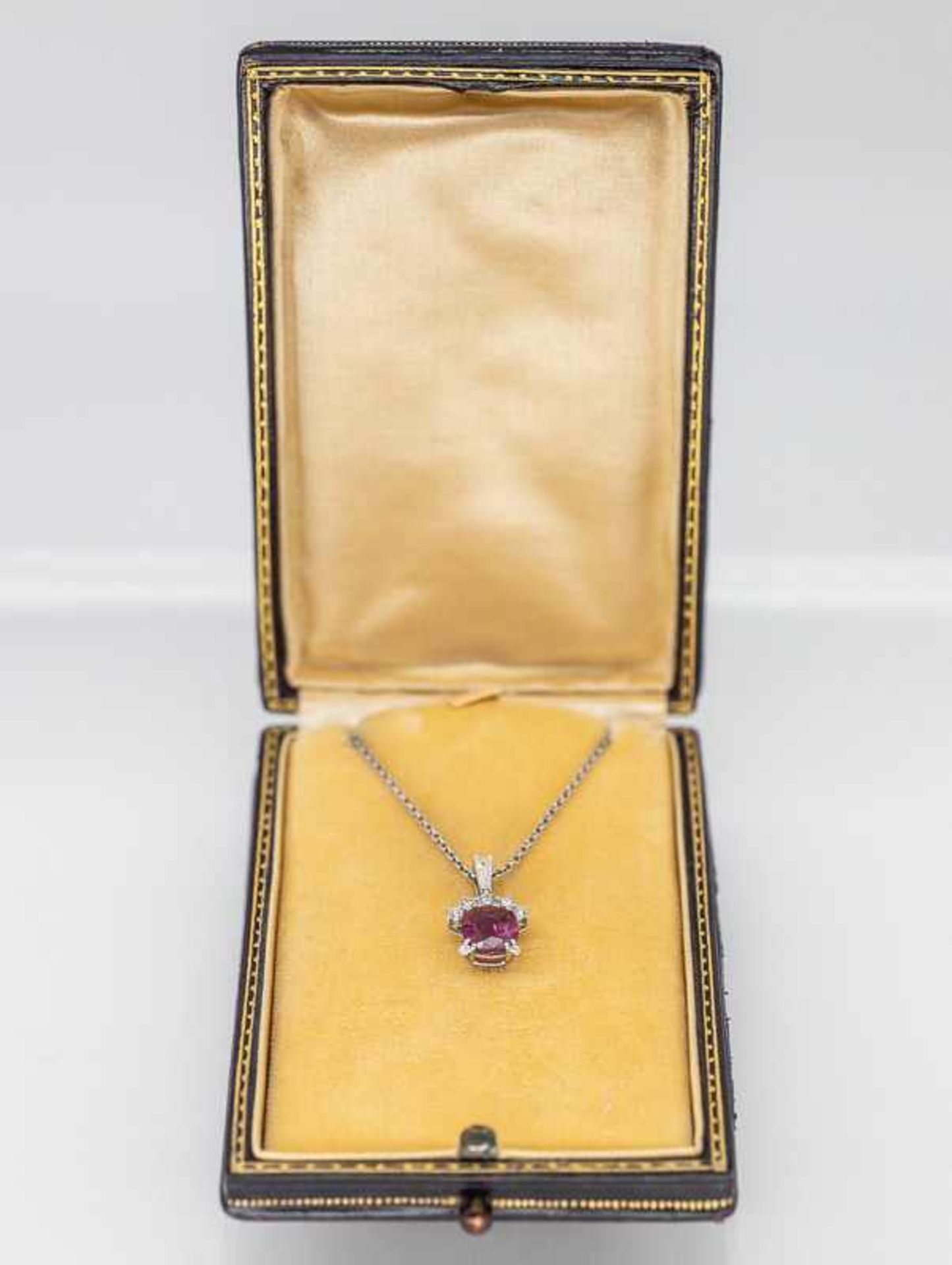 Collierkette mit Anhänger, Rubin ca. 1,89 ct und Brillanten/ Diamanten, zusammen ca. 0,4 ct, - Image 2 of 3