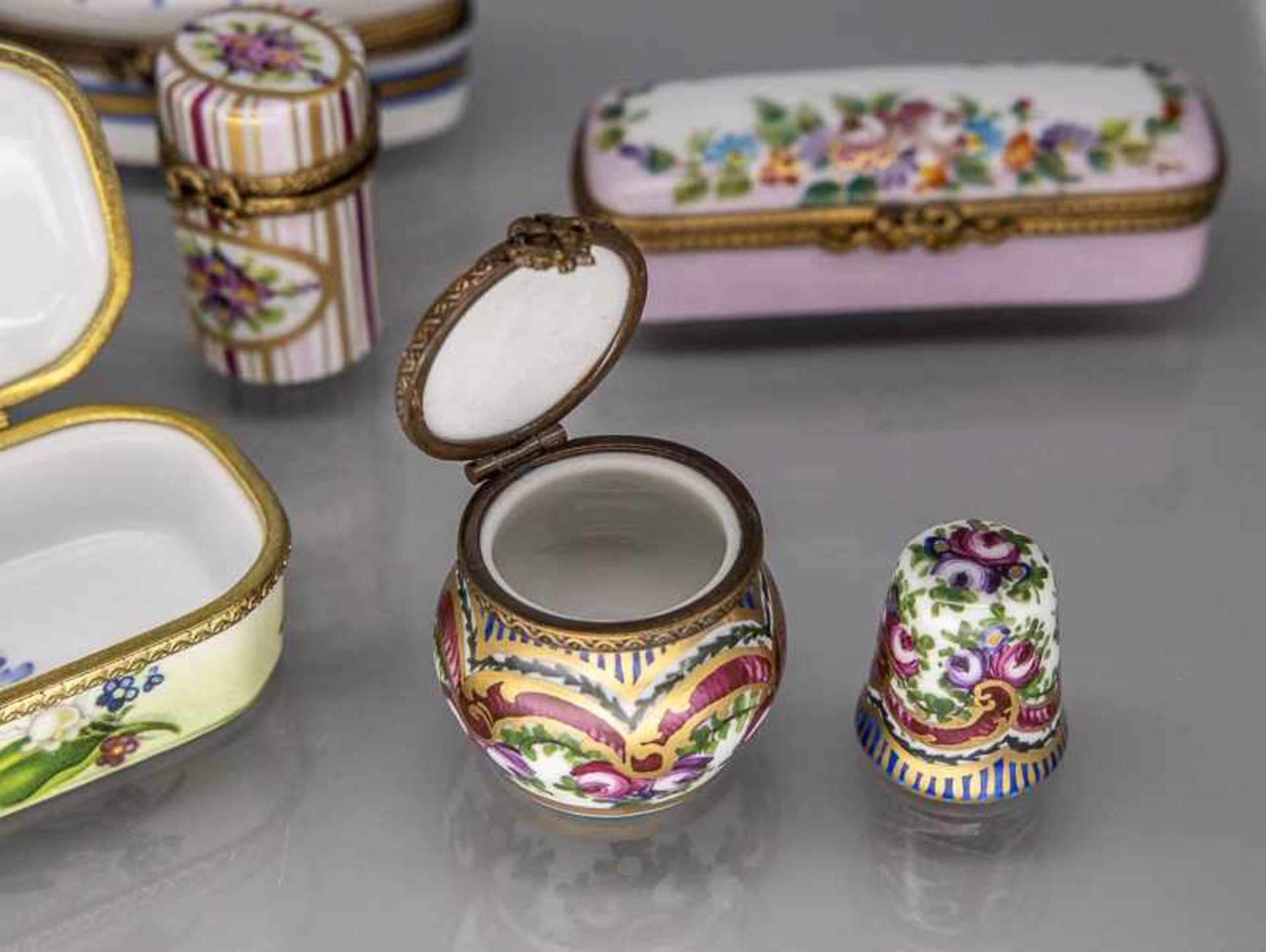 6 verschiedene Sammler-Miniaturdeckeldosen mit Floraldekoren, Limoges/Frankreich u. Portugal, 2. - Image 4 of 4