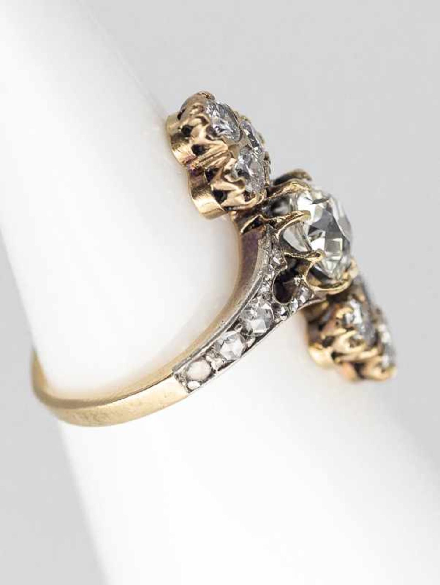 Jugendstil-Ring mit 25 Altschliff- und Diamantrosen, zusammen ca. 1,5 ct, um 1900. - Bild 5 aus 5