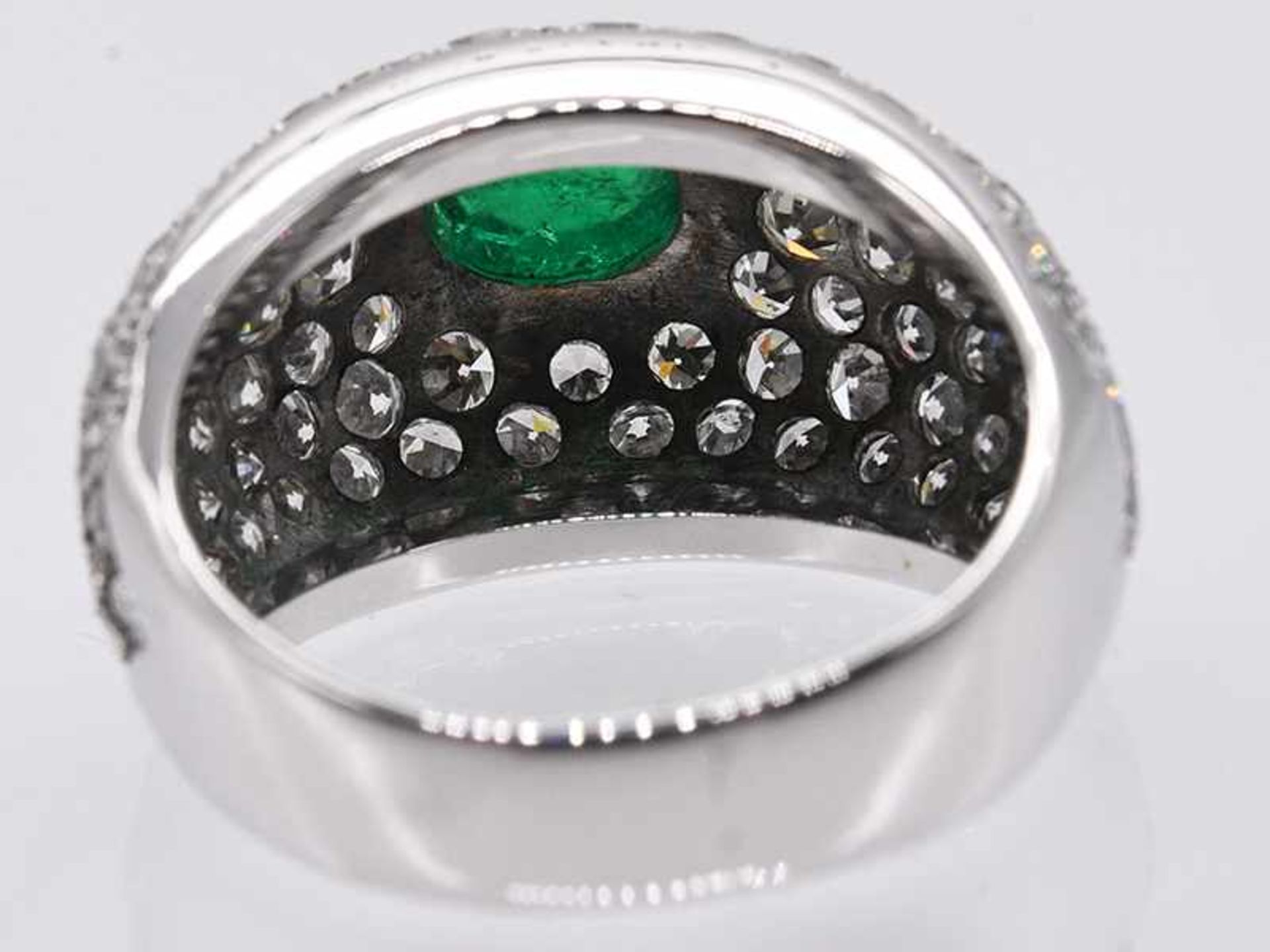 Bandring mit Smaragd-Cabochon ca. 1,5 ct und Achtkant-Diamanten, zusammen ca. 2 ct, 80-er Jahre. - Bild 3 aus 8