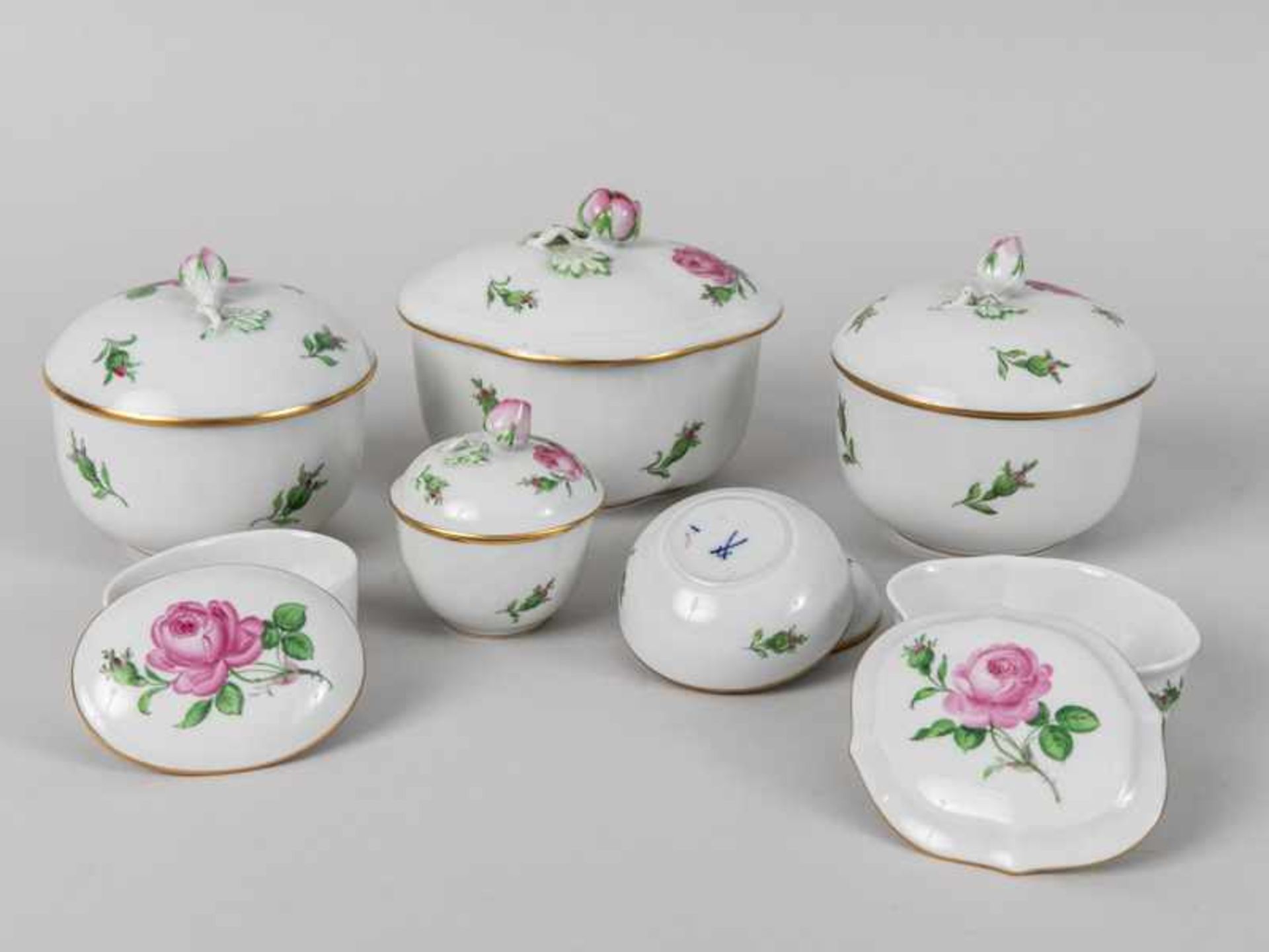 7 verschiedene Zuckerdosen und Deckeldosen "Rote Rose" ("Meissener Rose"), Meissen, 20. Jh. - Bild 2 aus 5