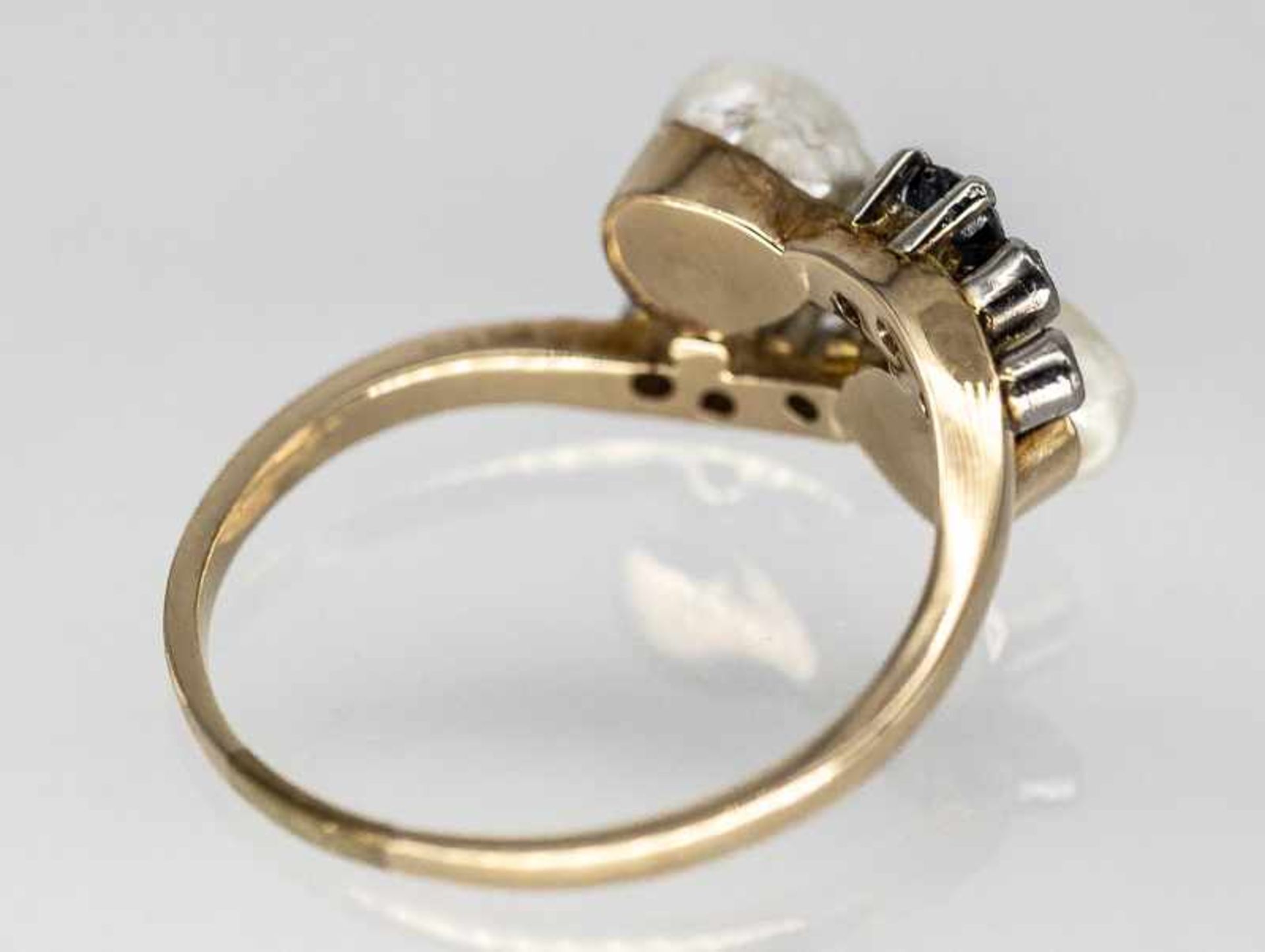 Ring mit 2 Orientperlen, kleinem Altschliff-Diamant und Diamant-Rosen und 1 Saphir, 20. Jh. - Image 2 of 2