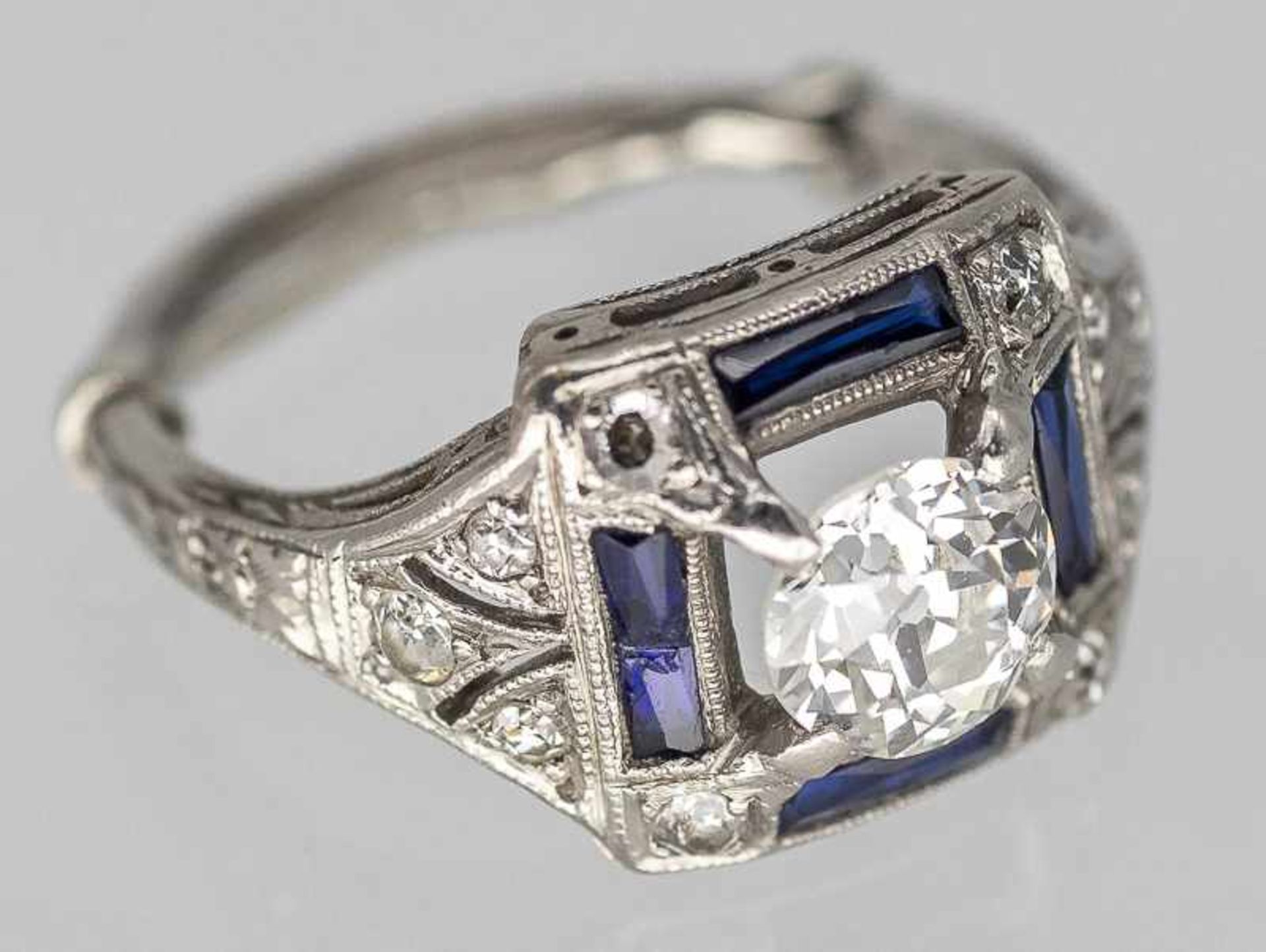 Ring mit 4 Saphiren und Altschliff-Diamanten ca. 0,8 ct und 10 Altschliff-Diamanten, zusammen ca. - Bild 3 aus 7