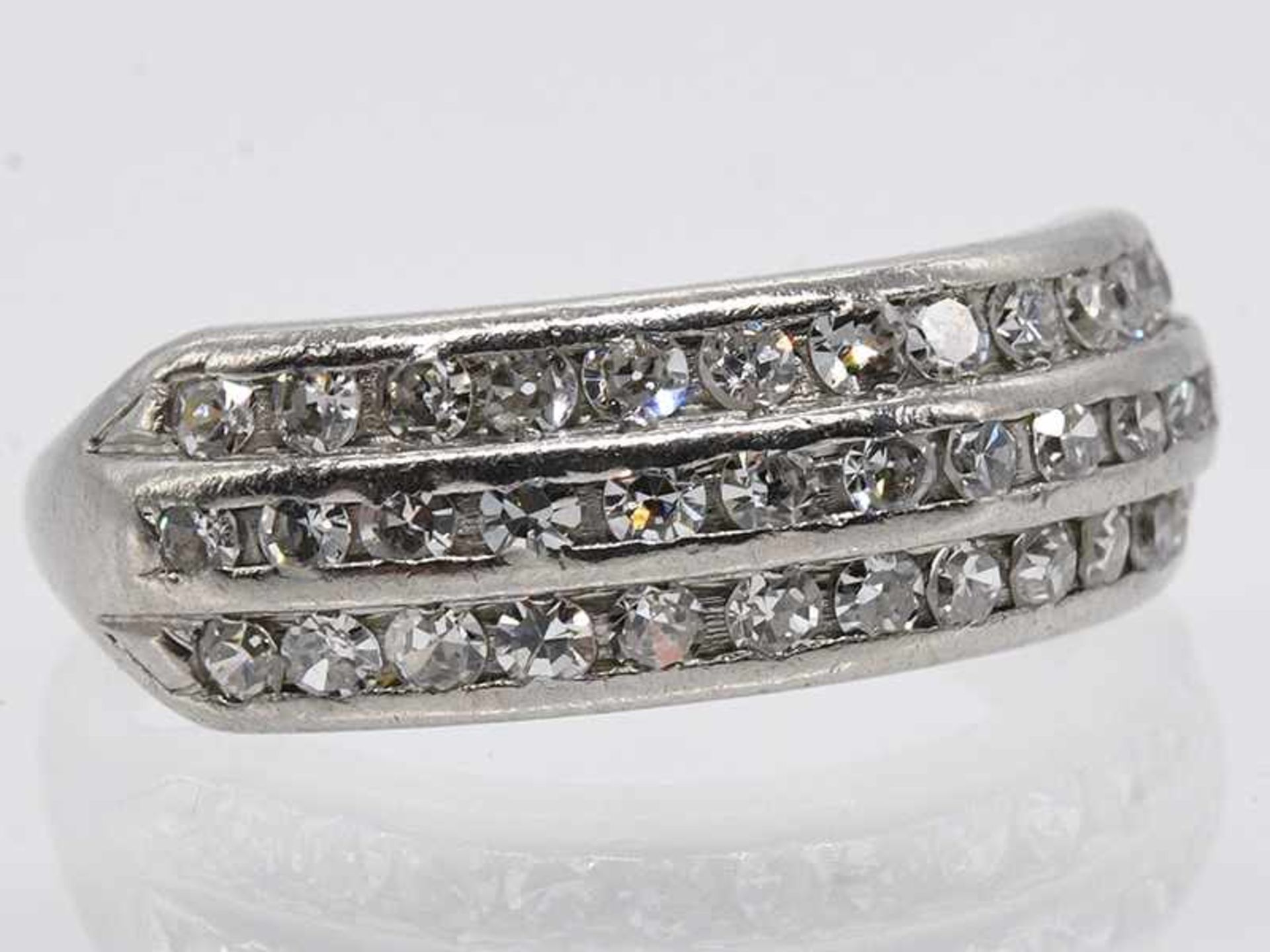 Ring mit 36 Achtkant-Diamanten, zusammen ca. 0,3 ct, um 1900.