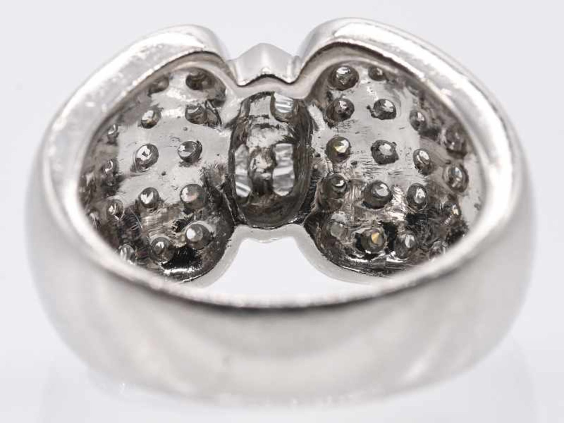 Ring mit Brillanten und Diamant-Baguettes, zusammen ca. 1,8 ct, 80-er Jahre. - Bild 3 aus 4