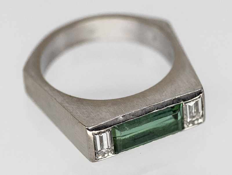 Ring mit hochfeinem Turmalin ca. 1,75 ct und 2 Diamant-Baquettes, zusammen ca. 0,49 ct, - Image 2 of 3