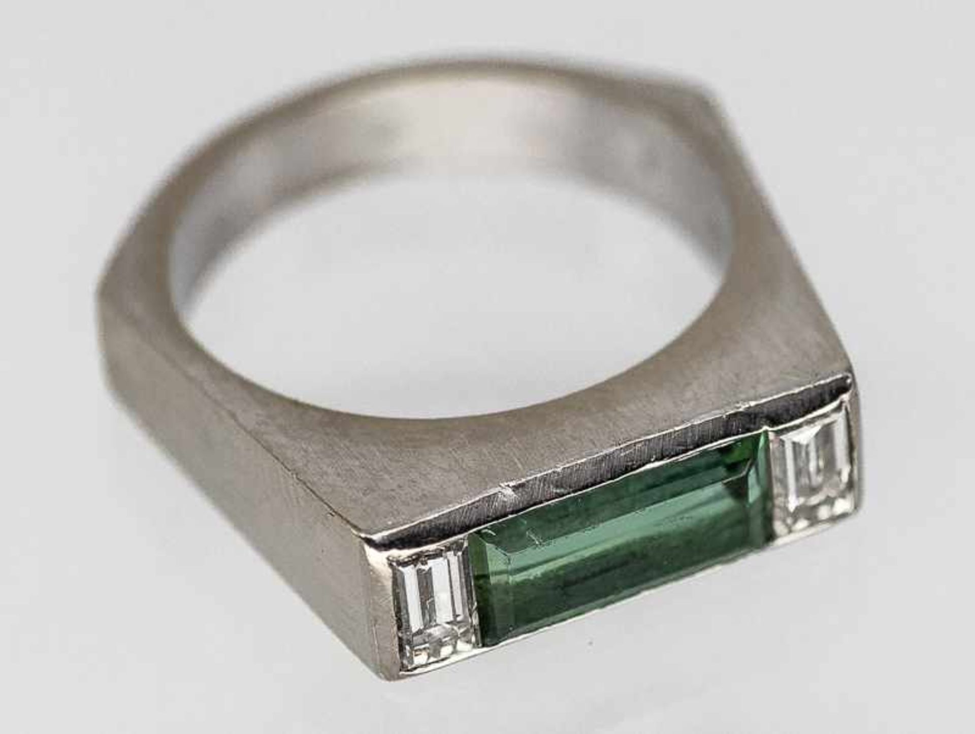 Ring mit hochfeinem Turmalin ca. 1,75 ct und 2 Diamant-Baquettes, zusammen ca. 0,49 ct, - Bild 2 aus 3