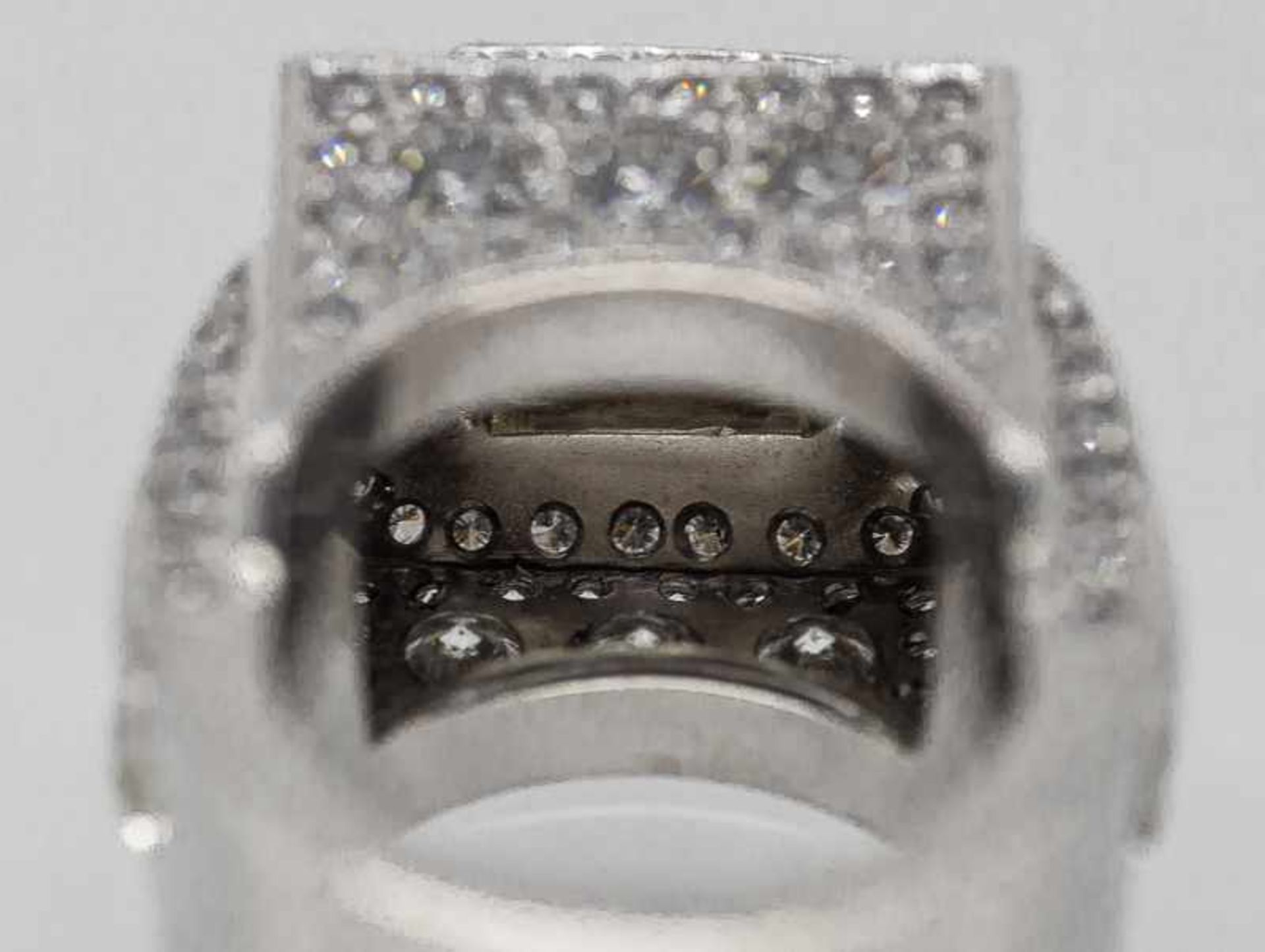 Prunkvoller massiver Cocktail-Ring mit einem Diamant, im Emerald-Cut ca. 6,2 ct, Fassungsbesatz - Bild 6 aus 6