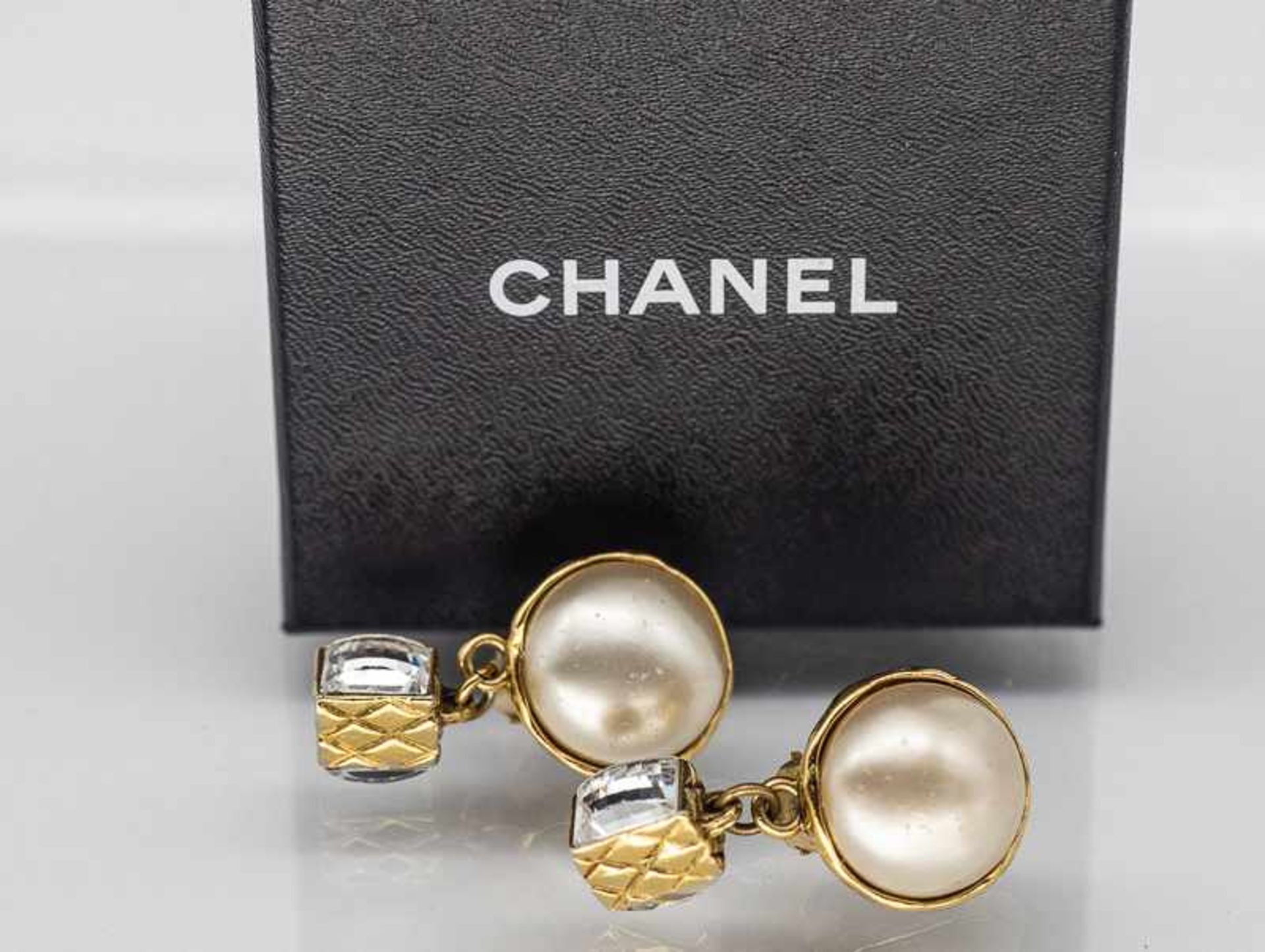 Paar Chanel-Ohrgehänge mit Mabéperlenimitationen und farblosen Steinen, Paris, 90- er Jahre.