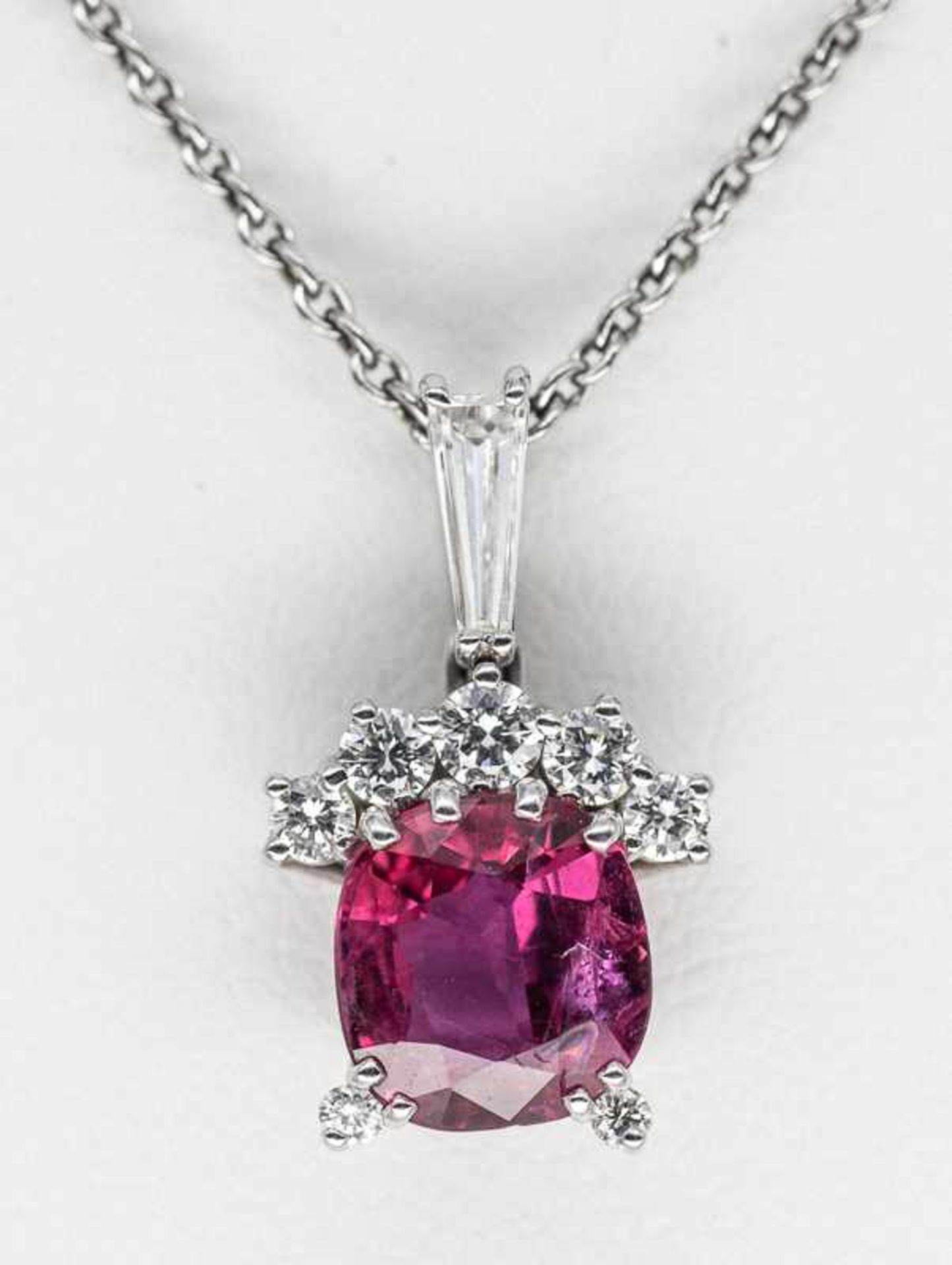 Collierkette mit Anhänger, Rubin ca. 1,89 ct und Brillanten/ Diamanten, zusammen ca. 0,4 ct,