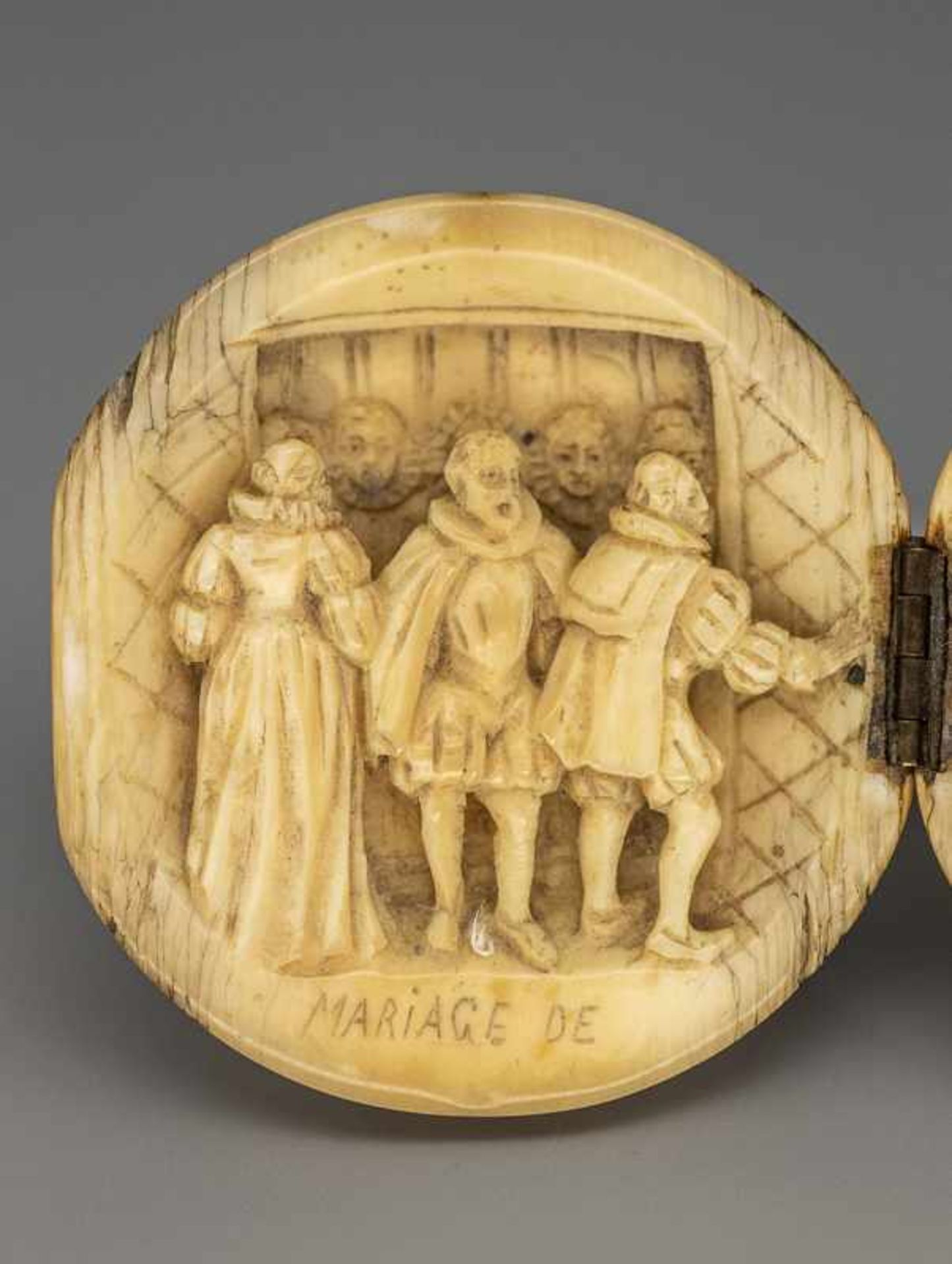 Historische Miniaturenkugel in Form einer Betnuss, Motiv: Hochzeit Franz II. v. Frkr. und Maria - Image 4 of 6