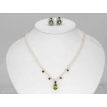 Zuchtperlencollier mit Peridot-Tropfen ca. 3,7 ct, 5 Saphire, zus. ca. 0,67 ct und Paar Ohrclips mit