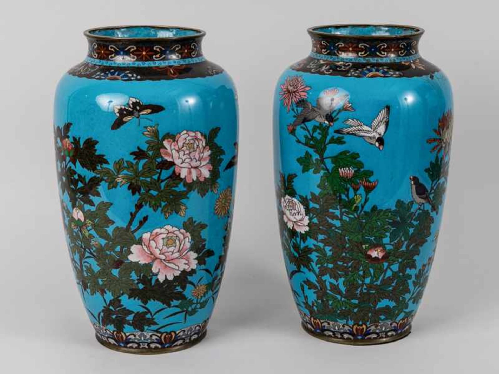 Paar große Emaille-Cloisonné-Vasen, Japan, Meiji-Zeit, um 1900. - Image 9 of 10