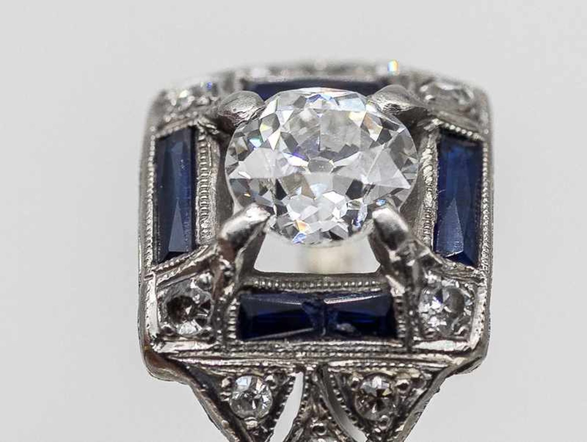 Ring mit 4 Saphiren und Altschliff-Diamanten ca. 0,8 ct und 10 Altschliff-Diamanten, zusammen ca. - Bild 2 aus 7