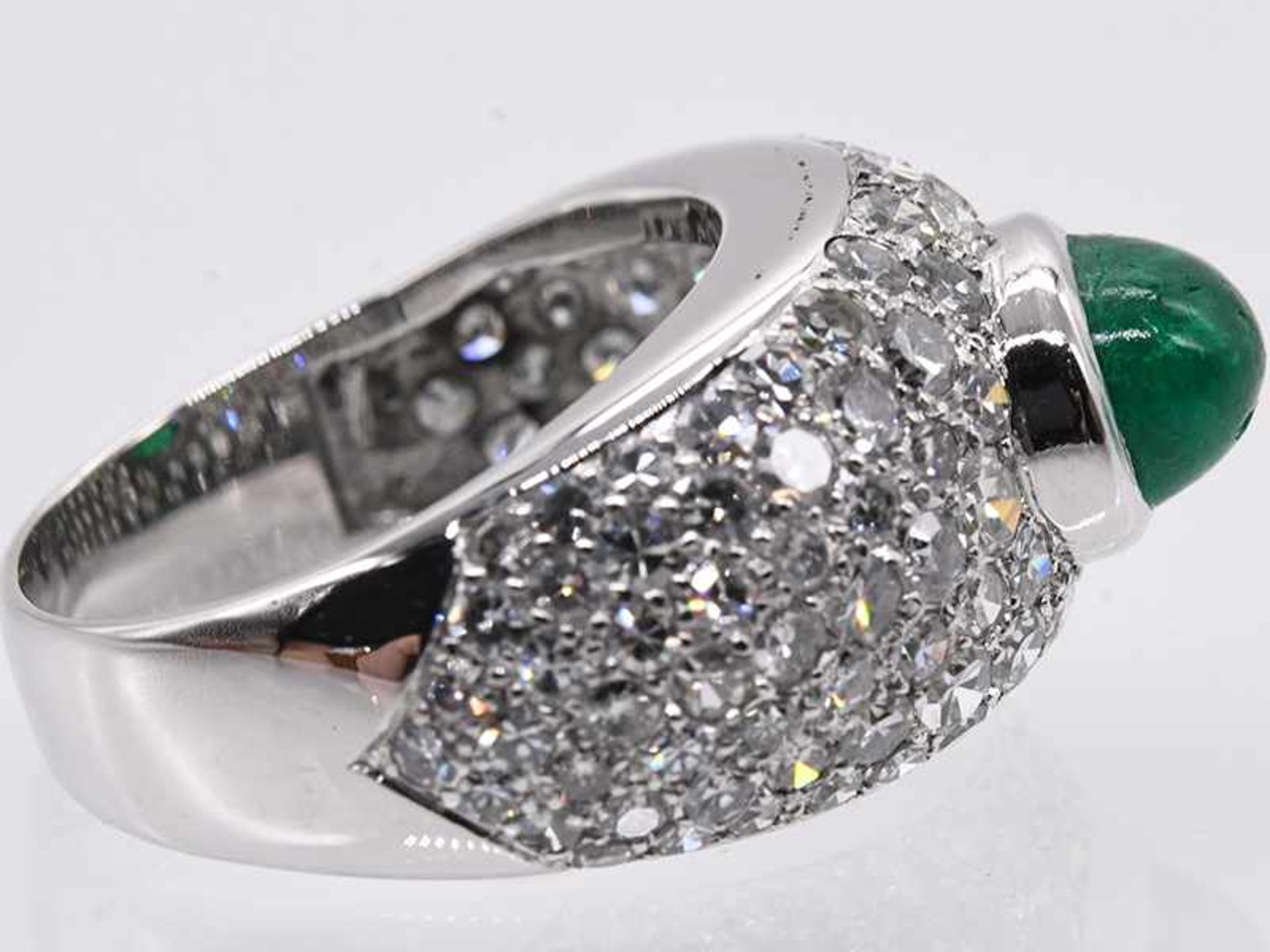 Bandring mit Smaragd-Cabochon ca. 1,5 ct und Achtkant-Diamanten, zusammen ca. 2 ct, 80-er Jahre. - Bild 2 aus 8