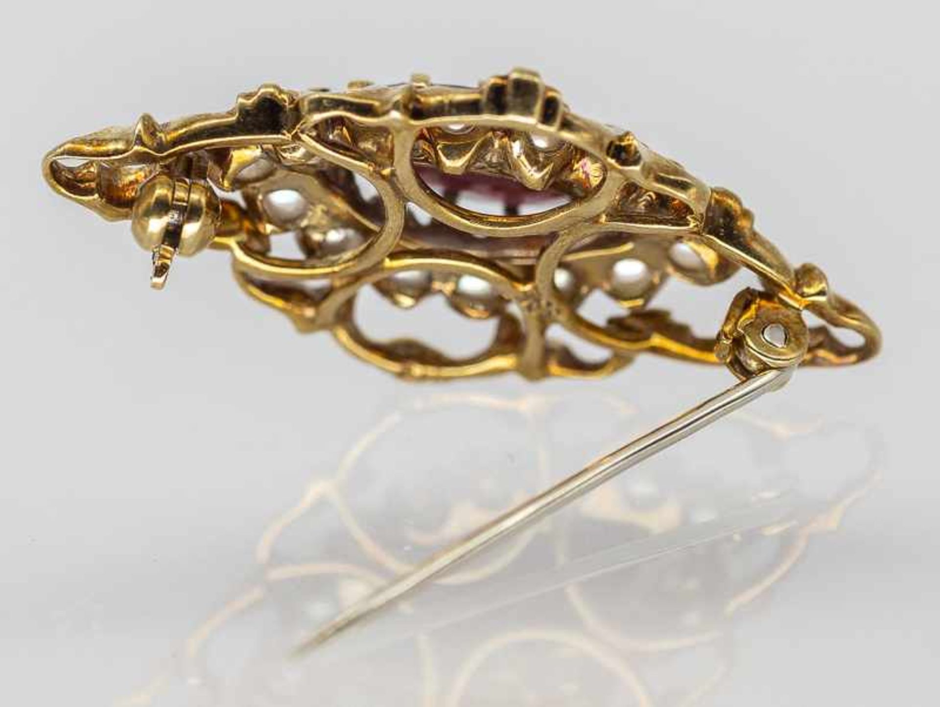 Nadel mit Granat und kleinen Akoja-Perlen, gestempelt MZ, Goldschmiedearbeit aus den 60- er - Bild 2 aus 2