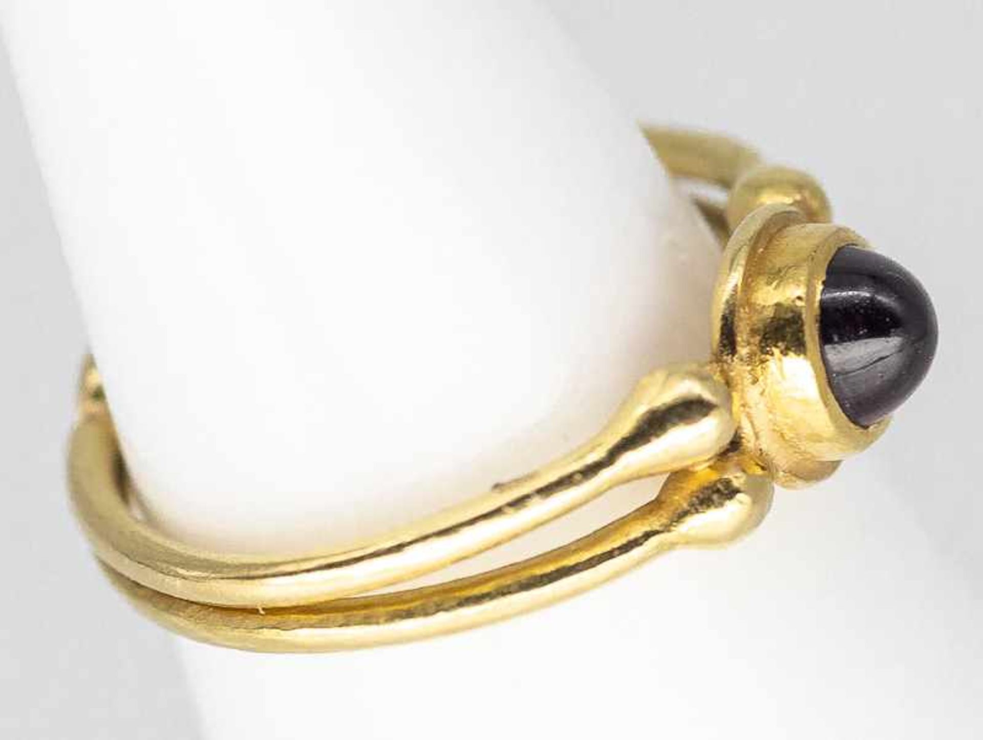 Ring mit roséfarbenem Turmalin-Cabochon, aus der Goldschmiedewerkstatt Ulla Popp (1928-2020), - Bild 2 aus 4