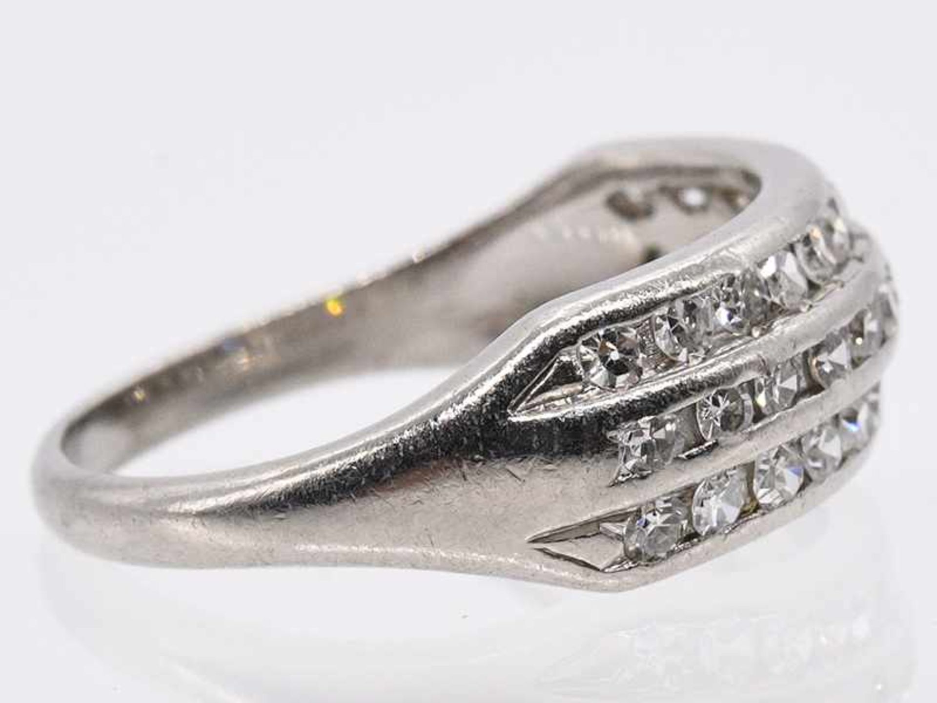 Ring mit 36 Achtkant-Diamanten, zusammen ca. 0,3 ct, um 1900. - Bild 2 aus 3