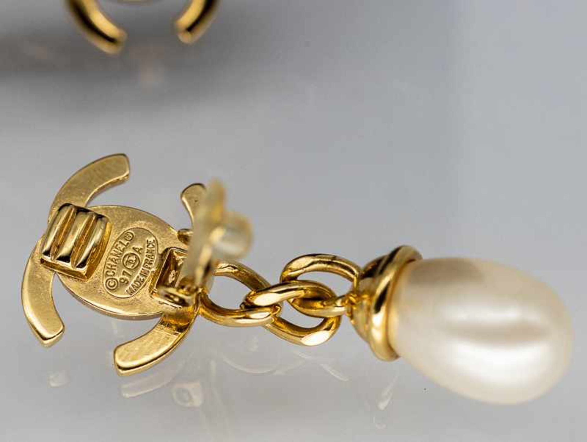 Paar Chanel-Ohrgehänge mit Perlenimitationen, Paris, 90- er Jahre. - Bild 2 aus 2