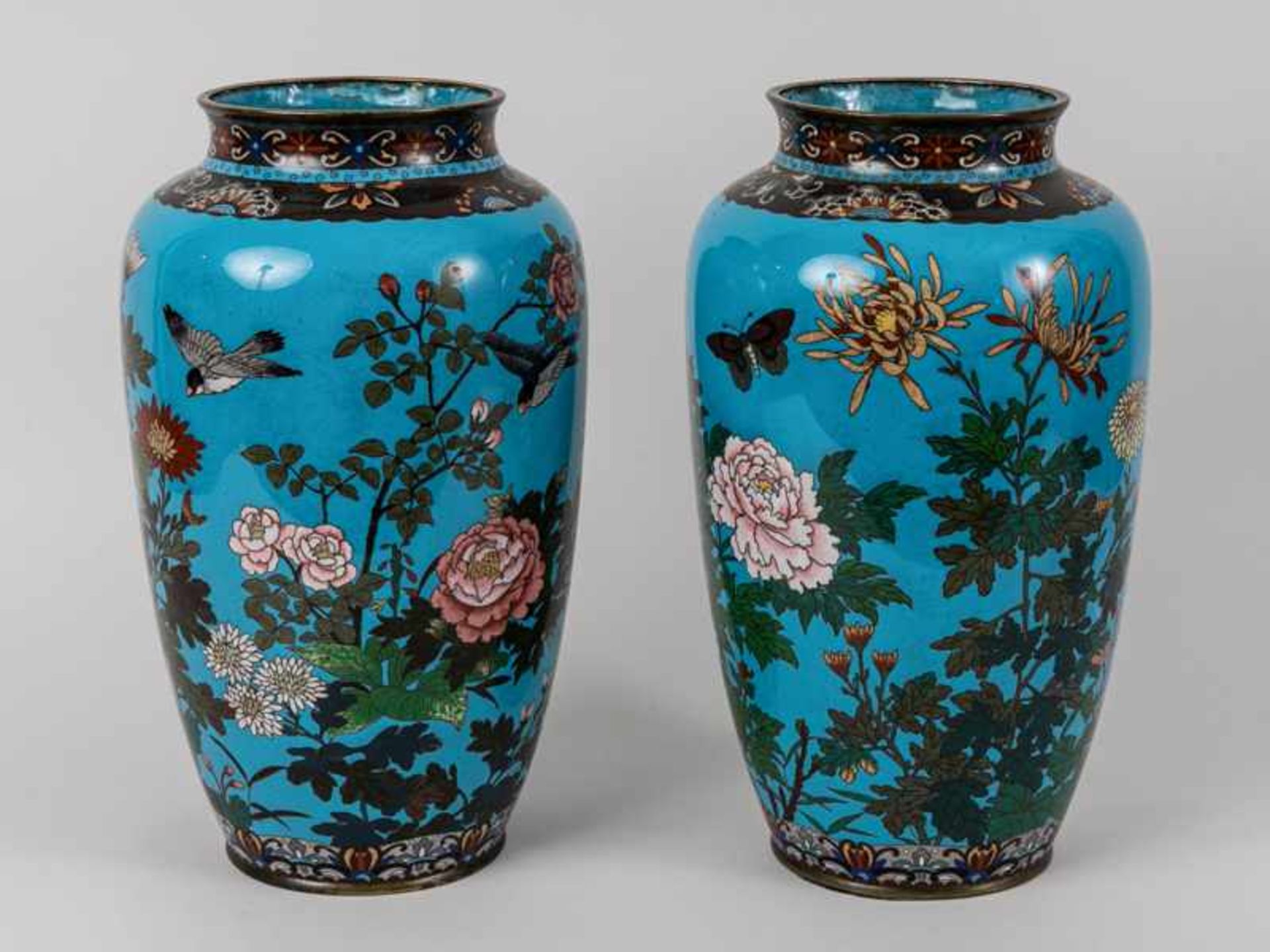 Paar große Emaille-Cloisonné-Vasen, Japan, Meiji-Zeit, um 1900.