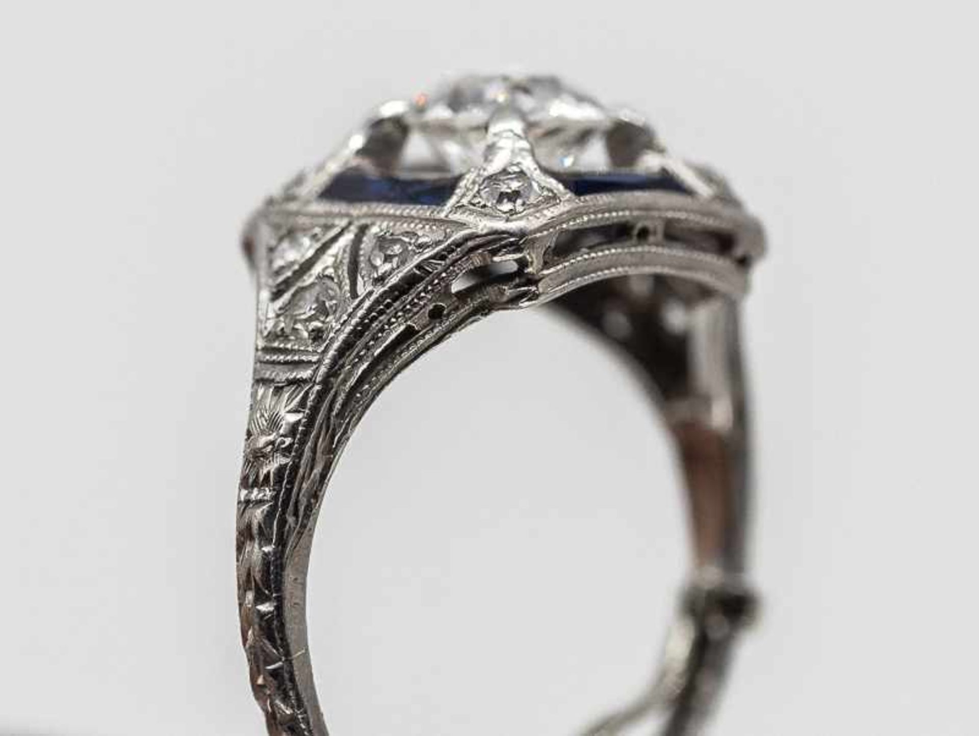 Ring mit 4 Saphiren und Altschliff-Diamanten ca. 0,8 ct und 10 Altschliff-Diamanten, zusammen ca. - Image 5 of 7