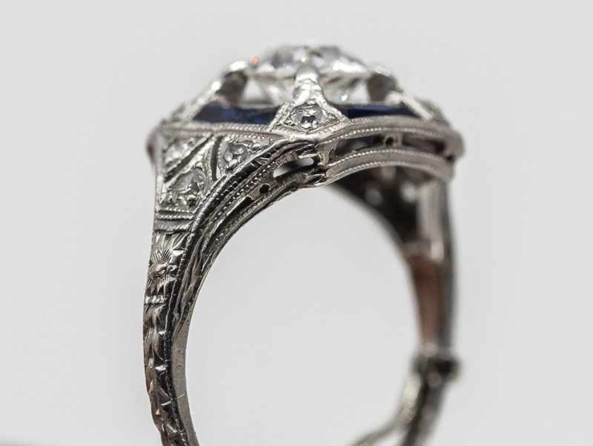 Ring mit 4 Saphiren und Altschliff-Diamanten ca. 0,8 ct und 10 Altschliff-Diamanten, zusammen ca. - Bild 5 aus 7