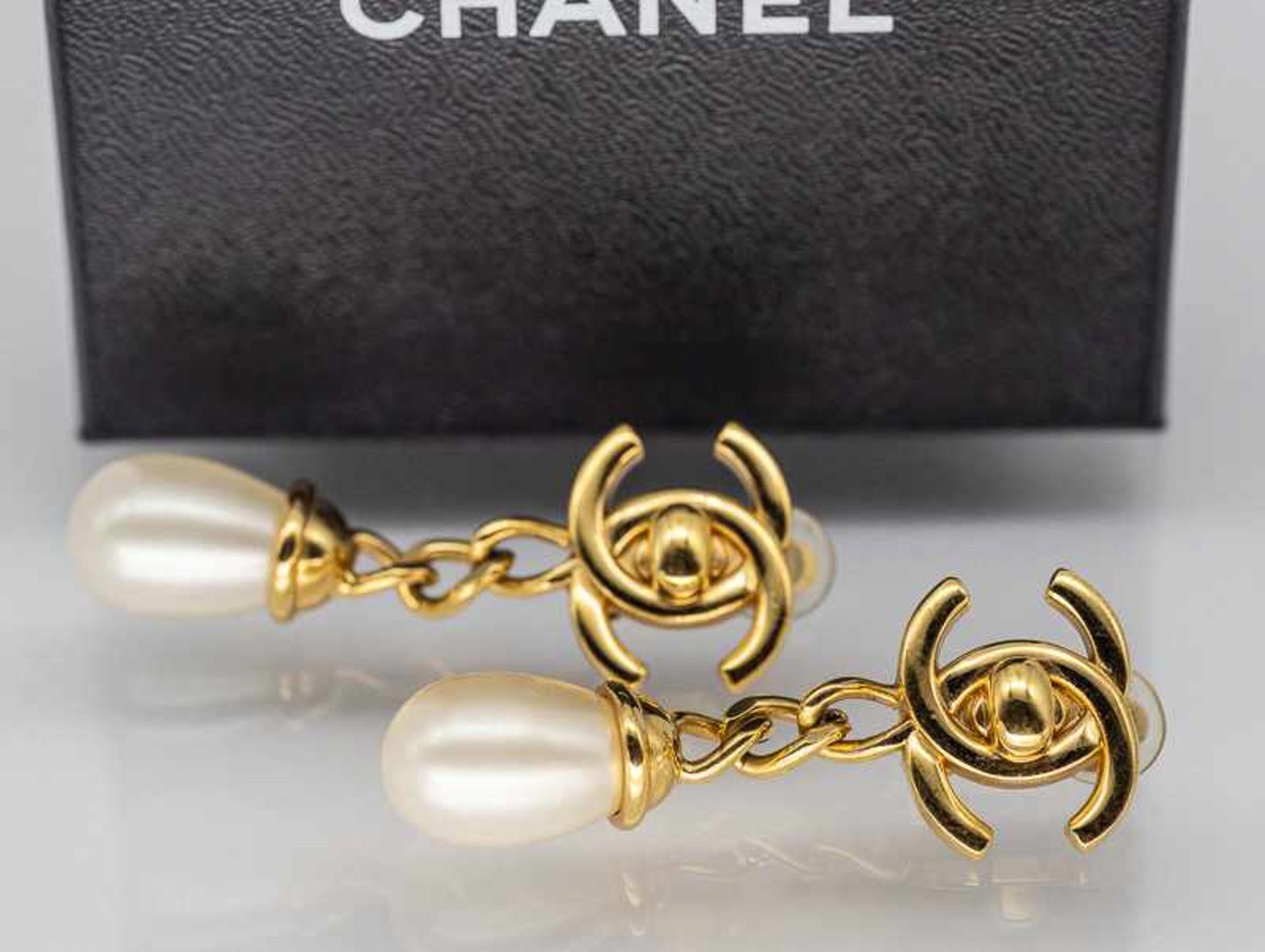Paar Chanel-Ohrgehänge mit Perlenimitationen, Paris, 90- er Jahre.