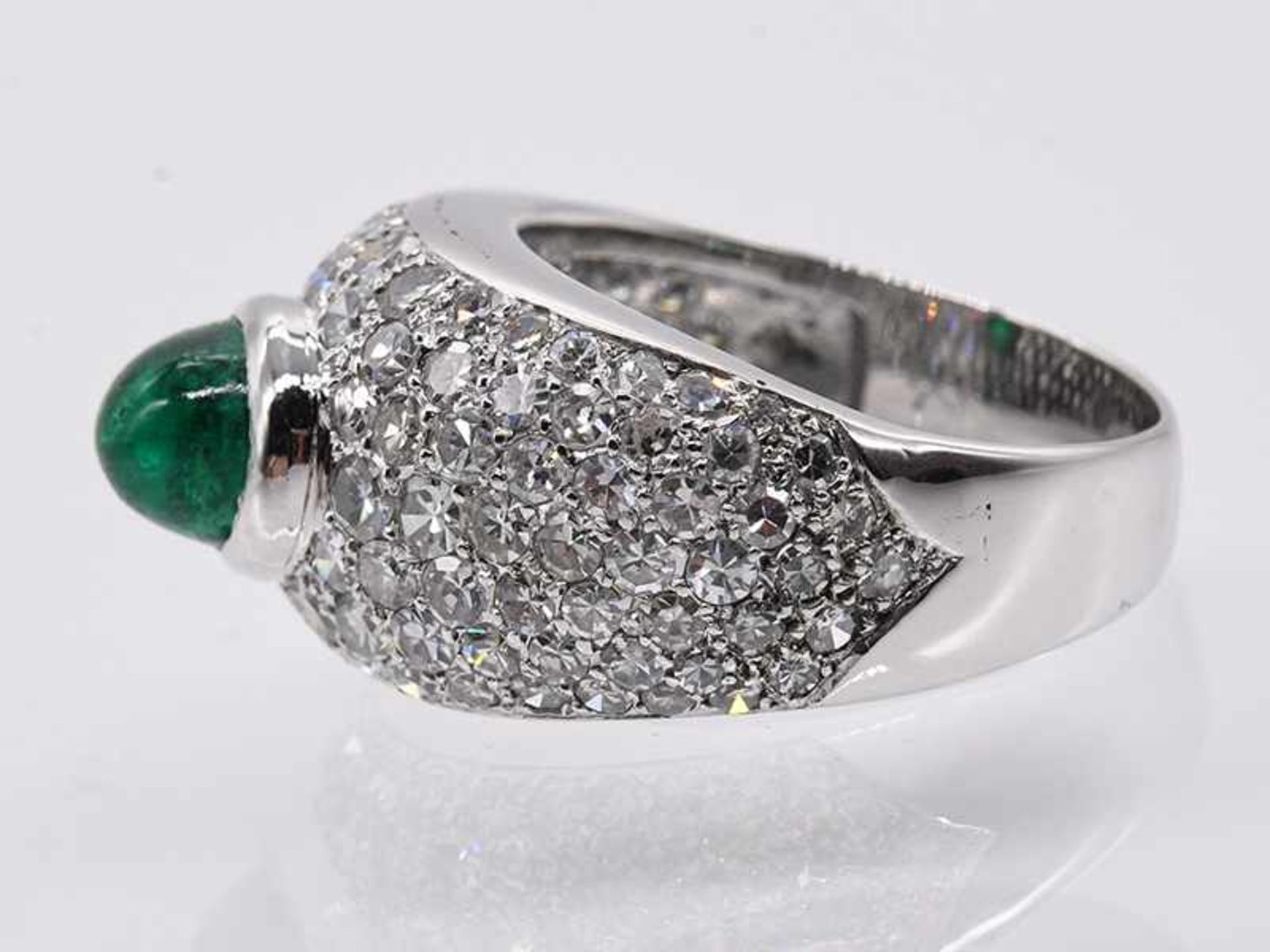 Bandring mit Smaragd-Cabochon ca. 1,5 ct und Achtkant-Diamanten, zusammen ca. 2 ct, 80-er Jahre. - Bild 6 aus 8