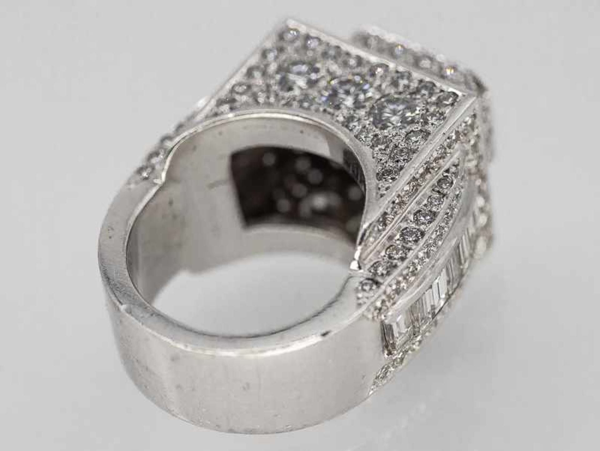 Prunkvoller massiver Cocktail-Ring mit einem Diamant, im Emerald-Cut ca. 6,2 ct, Fassungsbesatz - Bild 5 aus 6