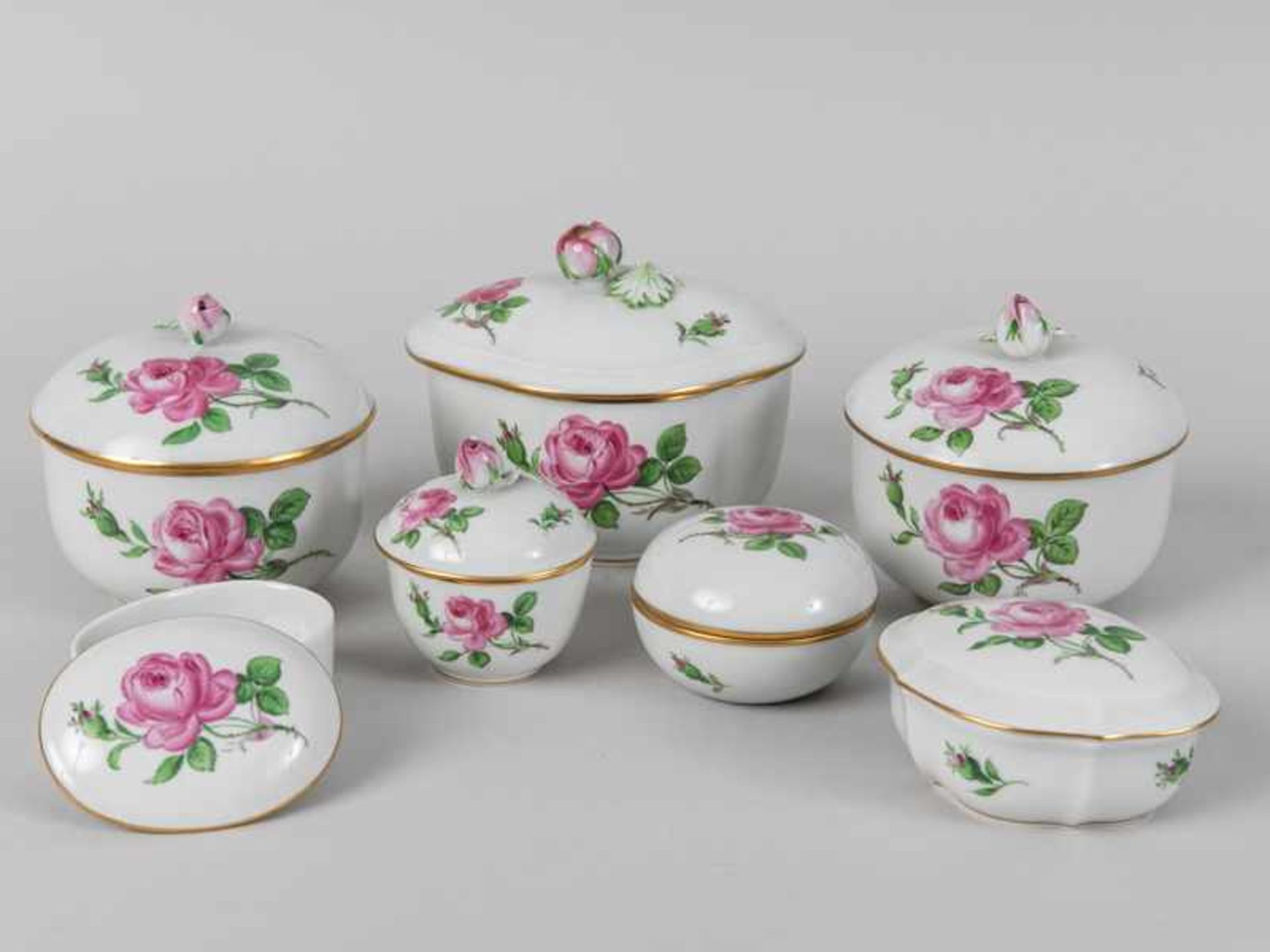 7 verschiedene Zuckerdosen und Deckeldosen "Rote Rose" ("Meissener Rose"), Meissen, 20. Jh.