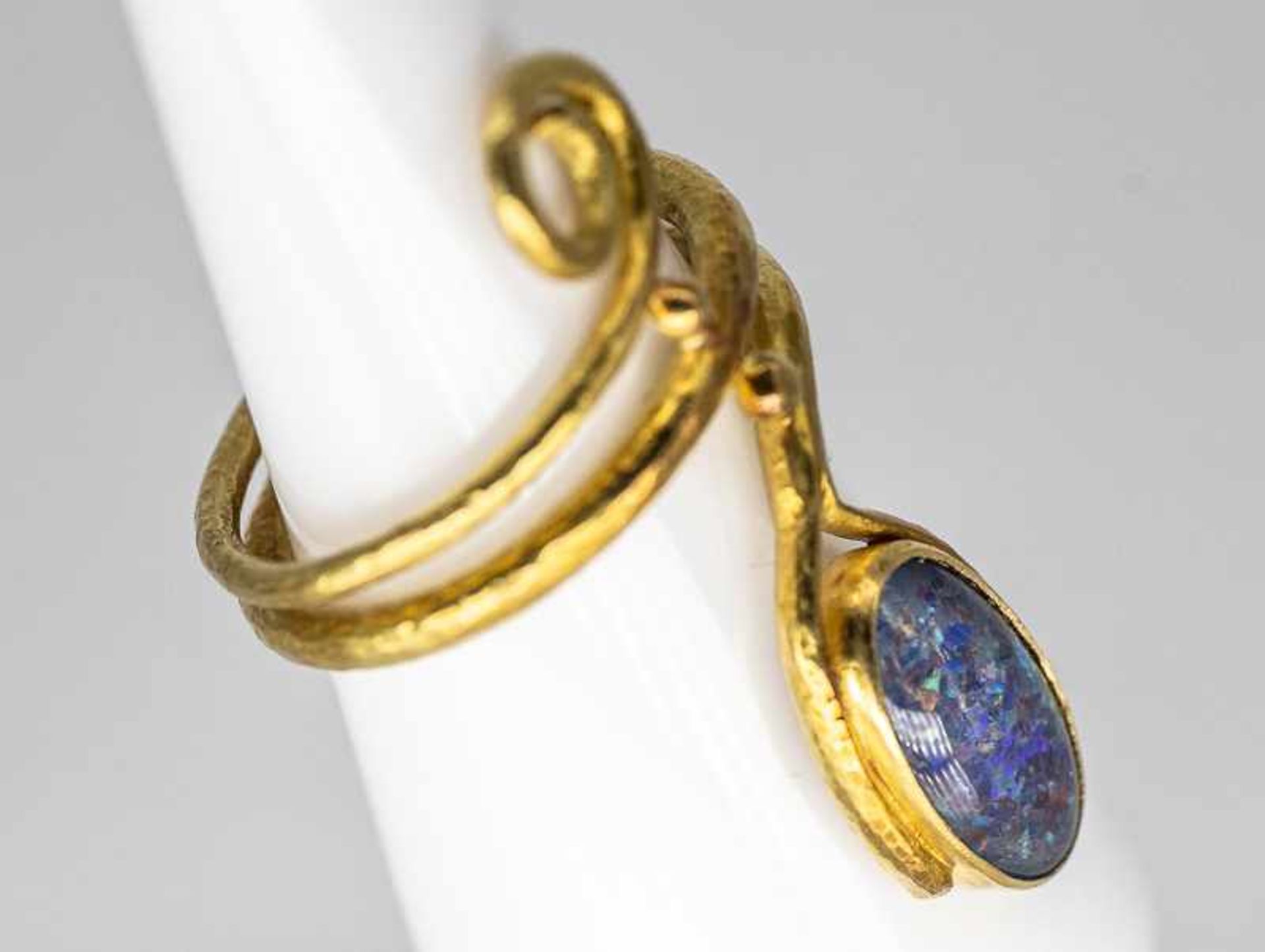 Ring mit Opal-Triplette, aus der Goldschmiedewerkstatt Ulla Popp (1928-2020), Hamburg-Eppendorf. - Image 3 of 3