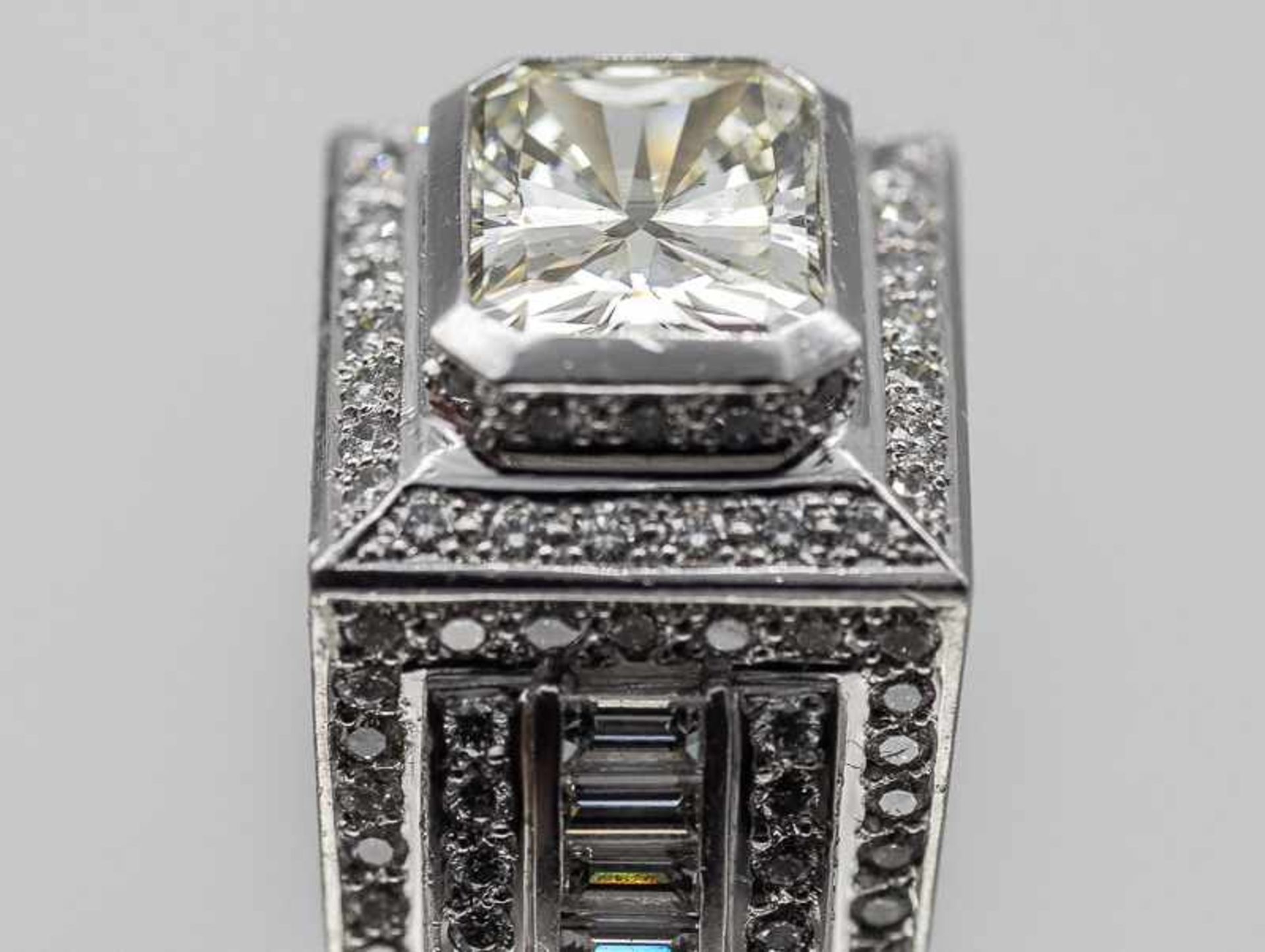 Prunkvoller massiver Cocktail-Ring mit einem Diamant, im Emerald-Cut ca. 6,2 ct, Fassungsbesatz - Bild 2 aus 6