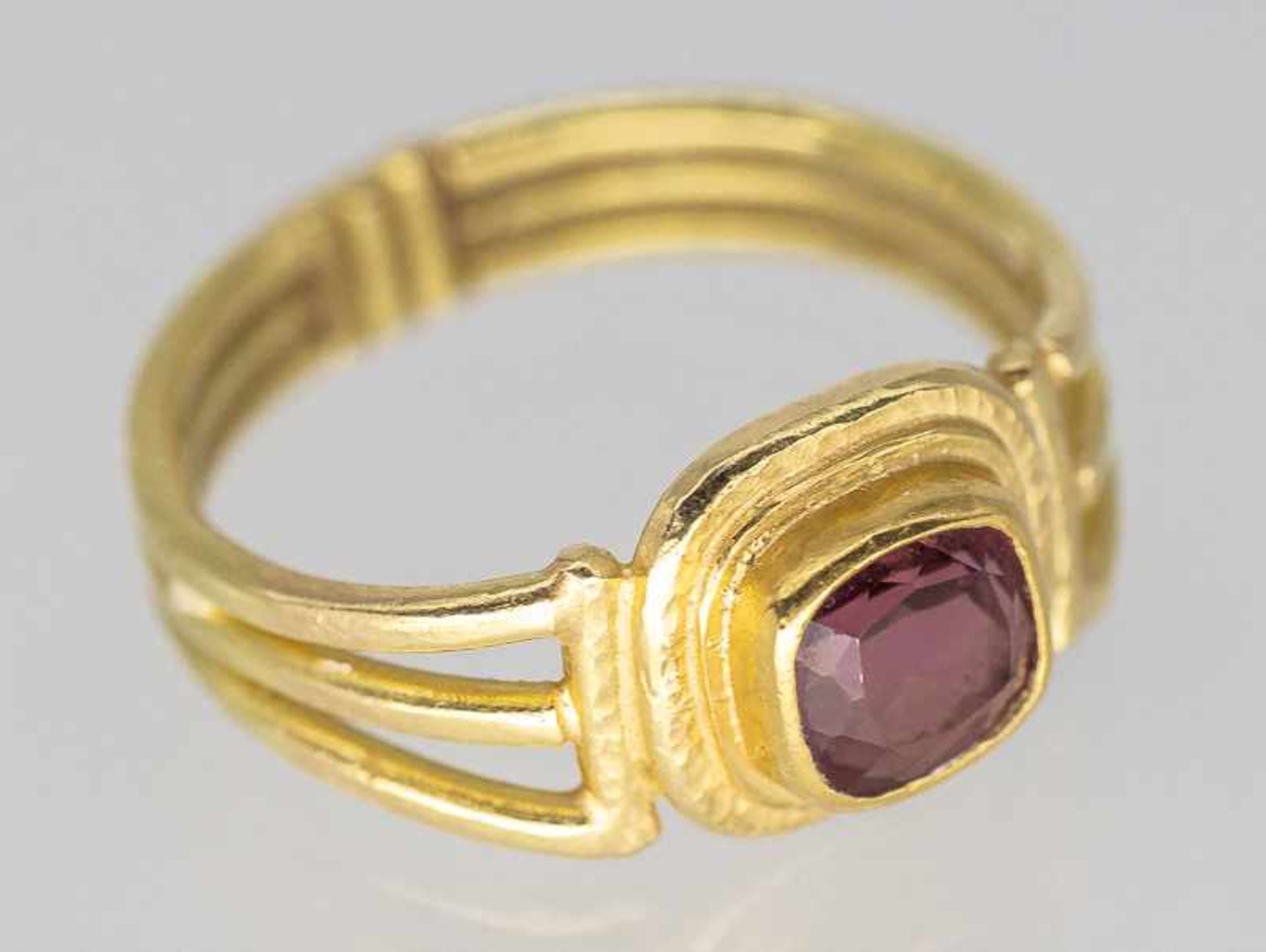 Ring mit Rubin, aus der Goldschmiedewerkstatt Ulla Popp (1928-2020), Hamburg-Eppendorf. - Bild 2 aus 3