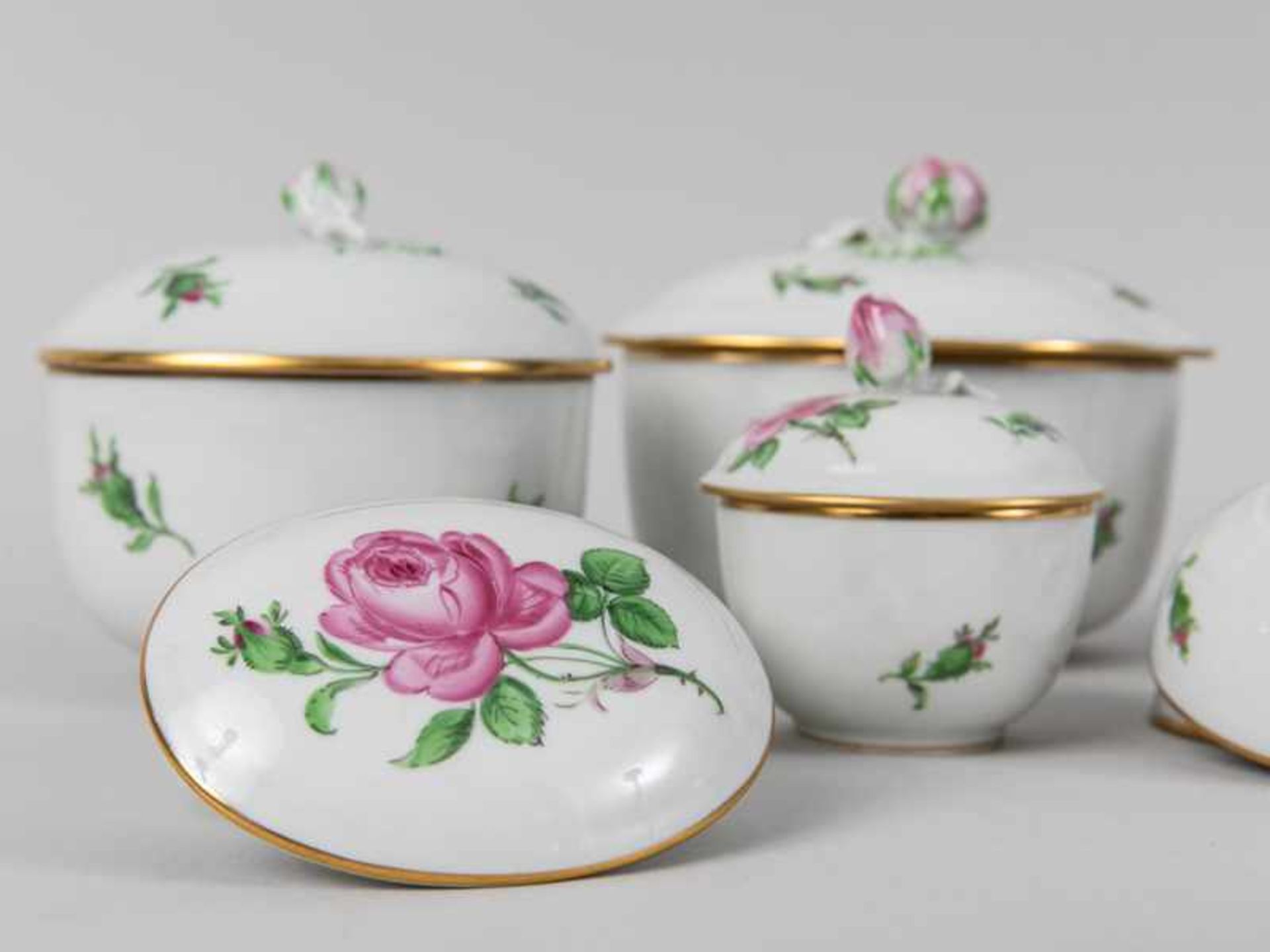 7 verschiedene Zuckerdosen und Deckeldosen "Rote Rose" ("Meissener Rose"), Meissen, 20. Jh. - Bild 5 aus 5