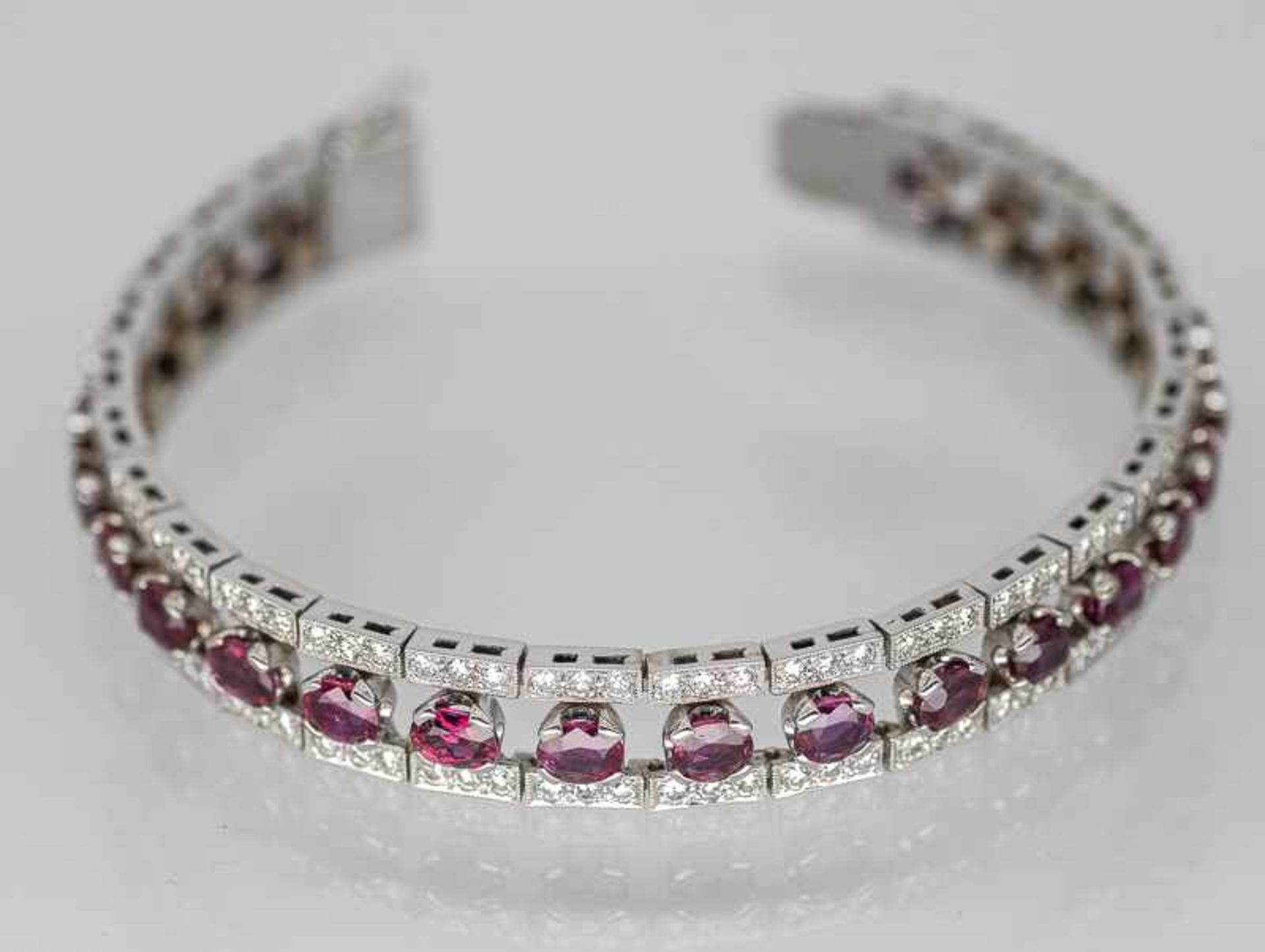 Armband mit 26 hochfeinen Rubinen, zusammen ca. 13 ct und 156 Brillanten, zusammen ca. 4,80 ct,