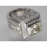 Prunkvoller massiver Cocktail-Ring mit einem Diamant, im Emerald-Cut ca. 6,2 ct, Fassungsbesatz