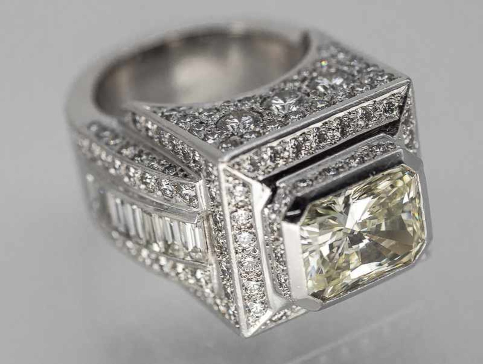 Prunkvoller massiver Cocktail-Ring mit einem Diamant, im Emerald-Cut ca. 6,2 ct, Fassungsbesatz