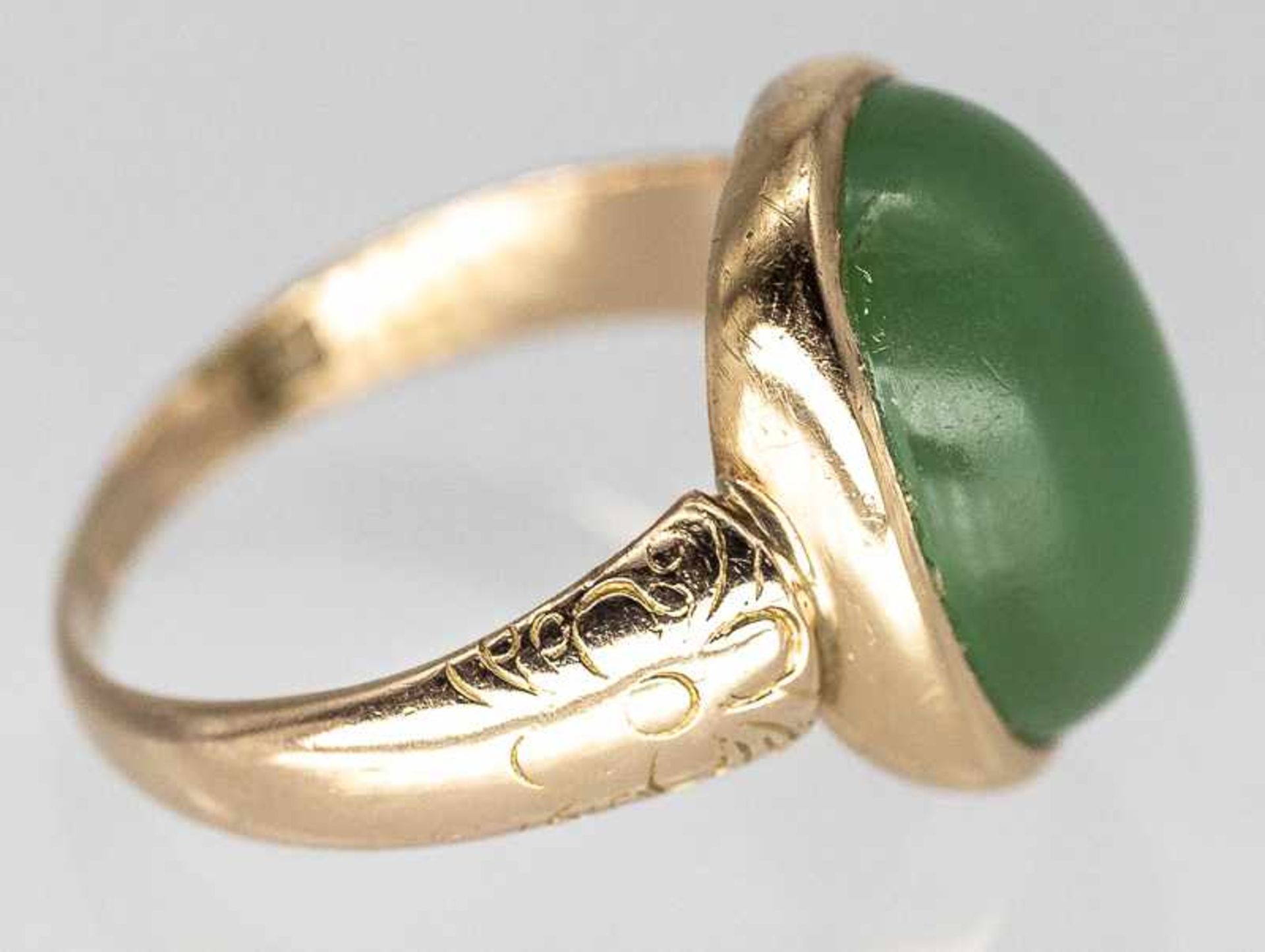 Ring mit Jade-Cabochon, um 1900. - Bild 2 aus 3